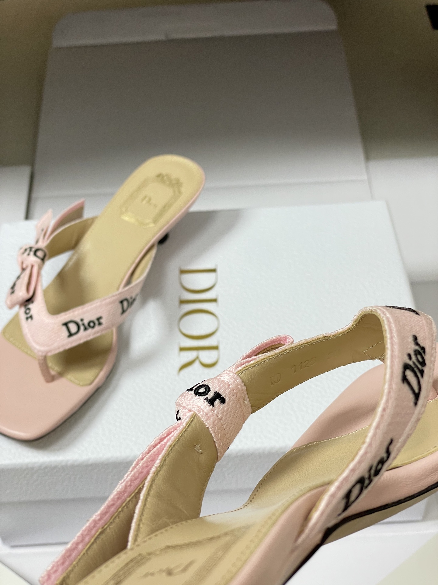 顶级品质（配高档飞机盒✈️）26ss春夏新款Dior 迪奥 J'Adior 饰带人字拖鞋 经典 CD字母