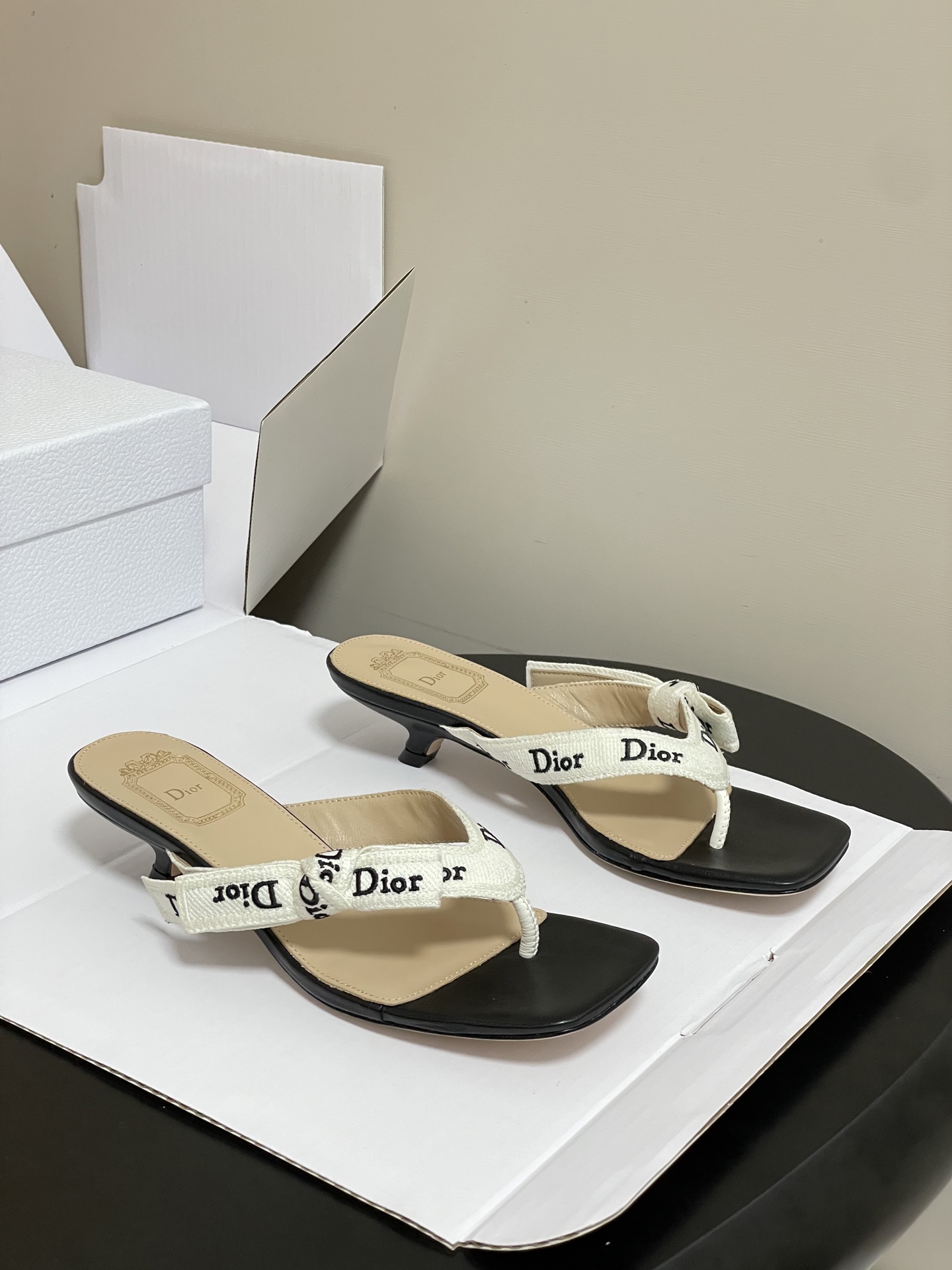 NO:870719,-Top quality (with high-end airplane box) 26ss spring and summer new Dior Dior J'Adior strappy flip-flops classic CD letter embroidered webbing bow high-heeled flip-flops slippers small heel/kitten heel slippers This J'Adior strappy high-heeled sandals are designed by Jonathan Anderson (Jonathan Anderson)  Anderson) presents a new interpretation of Dior's classic series, highlighting Dior's exquisite craftsmanship and enhancing style with a sense of fashion. It is carefully made of black cotton embroidered fabric, with a unique double-strap design, and is paired with a two-color Dior embroidered ribbon, one of which is embellished with a bow. Paired with a 3 cm comma heel, it looks more fashionable and elegant. Customized electric embroidered high-temperature water-soluble cotton technical fabric on the upper, sheepskin lining, Italian grade A leather outsole, heel height 3cm  Size 35-39 (40.41.42 customized, non-refundable), split-toe shoes, dior, dior, sandals, slippers, sheepskin, Leather soles19860909-顶级品质（配高档飞机盒） 26ss春夏新款Dior 迪奥 J'Adior 饰带人字拖鞋 经典 CD字母刺绣织带蝴蝶结高跟夹脚凉拖鞋小矮跟/小猫跟拖鞋 这款 J'Adior饰带高跟凉鞋由乔纳森.安德森(Jonathan Anderson)倾情呈献,全新演绎Dior的经典系列,彰显Dior的精湛工艺,以时尚感提升格调.采用黑色棉质刺绣面料精心制作,双带设计别具一格,搭配双色Dior刺绣饰带,其中一条点缀以蝴蝶结.搭配 3 厘米逗号跟,更显时髦高雅. 鞋面定制电绣高温水溶棉质科技面料 内里垫脚羊皮 鞋底意大利A级真皮大底 跟高3cm 码数35-39（40.41.42定做不退换）,分趾鞋,dior,dior,sandals,slippers,sheepskin,Leather soles,Women's Shoes