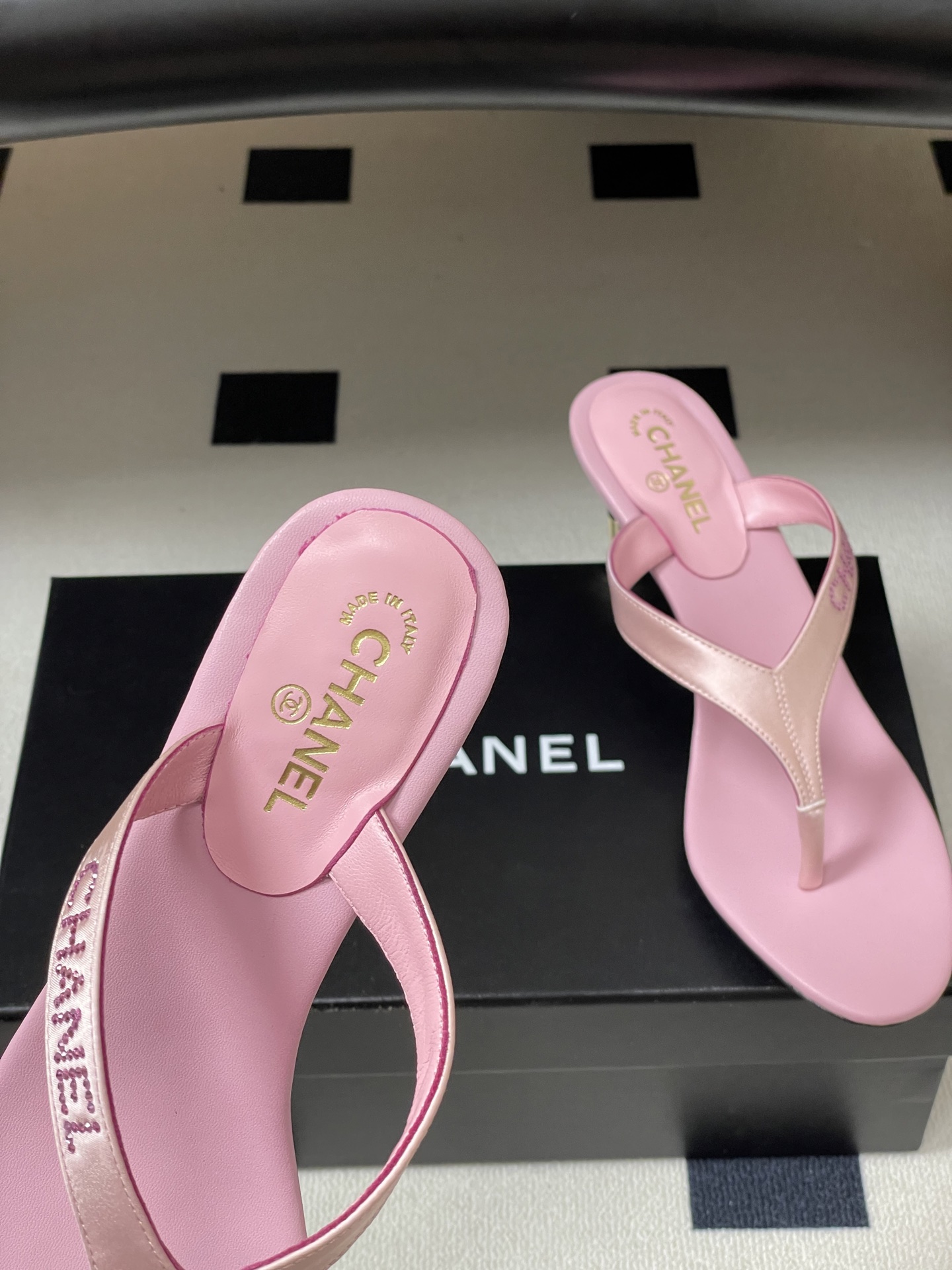 2026春夏新款Chanel香奈儿 小香26S 高跟夹脚人字凉拖鞋字母 logo 烫钻小猫跟拖鞋简约又超 2026春夏新款Chanel香奈儿 小香26S 高跟夹脚人字凉拖鞋字母 logo 烫钻小猫跟拖鞋简约又超
