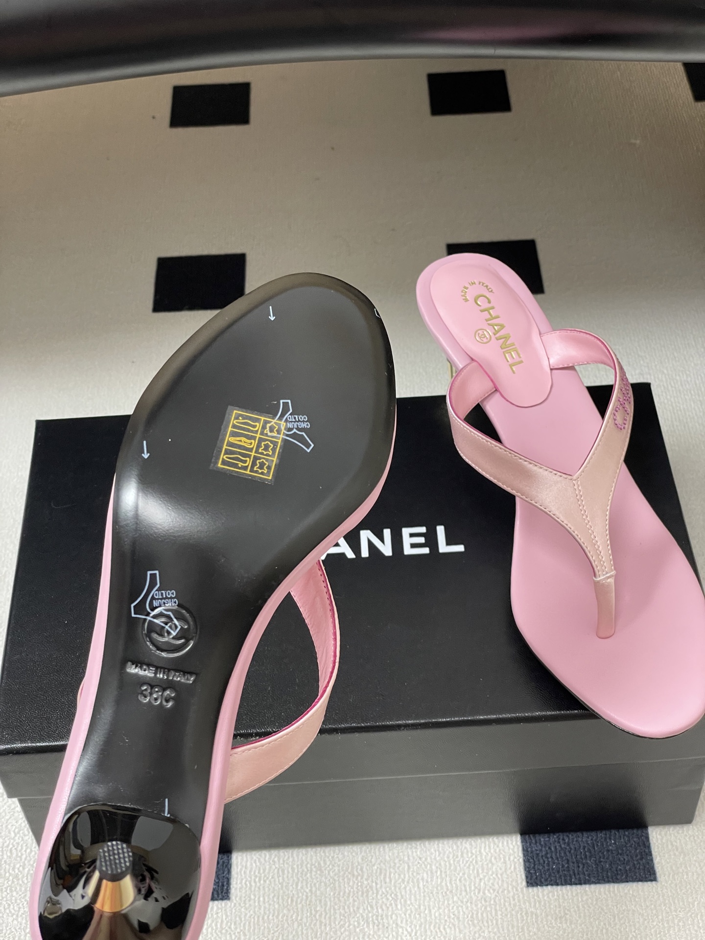 2026春夏新款Chanel香奈儿 小香26S 高跟夹脚人字凉拖鞋字母 logo 烫钻小猫跟拖鞋简约又超 2026春夏新款Chanel香奈儿 小香26S 高跟夹脚人字凉拖鞋字母 logo 烫钻小猫跟拖鞋简约又超