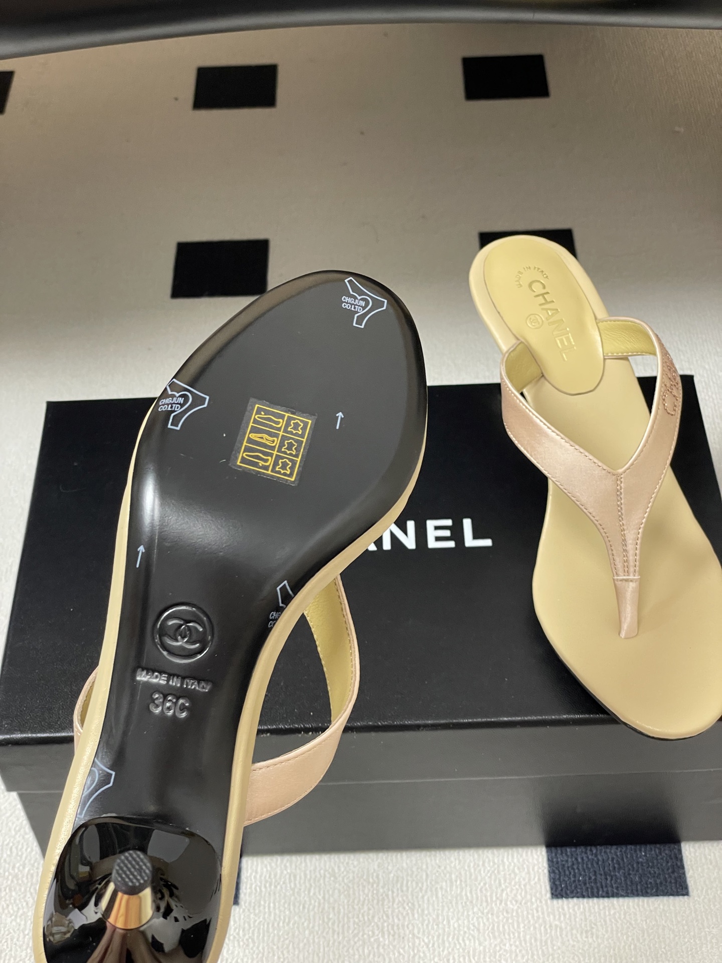 2026春夏新款Chanel香奈儿 小香26S 高跟夹脚人字凉拖鞋字母 logo 烫钻小猫跟拖鞋简约又超 2026春夏新款Chanel香奈儿 小香26S 高跟夹脚人字凉拖鞋字母 logo 烫钻小猫跟拖鞋简约又超