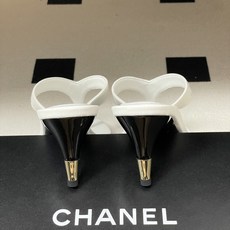 2026春夏新款Chanel香奈儿 小香26S 高跟夹脚人字凉拖鞋字母 logo 烫钻小猫跟拖鞋简约又超 2026春夏新款Chanel香奈儿 小香26S 高跟夹脚人字凉拖鞋字母 logo 烫钻小猫跟拖鞋简约又超