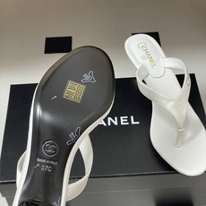 2026春夏新款Chanel香奈儿 小香26S 高跟夹脚人字凉拖鞋字母 logo 烫钻小猫跟拖鞋简约又超 2026春夏新款Chanel香奈儿 小香26S 高跟夹脚人字凉拖鞋字母 logo 烫钻小猫跟拖鞋简约又超