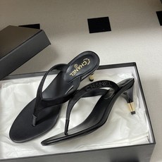 2026春夏新款Chanel香奈儿 小香26S 高跟夹脚人字凉拖鞋字母 logo 烫钻小猫跟拖鞋简约又超 2026春夏新款Chanel香奈儿 小香26S 高跟夹脚人字凉拖鞋字母 logo 烫钻小猫跟拖鞋简约又超