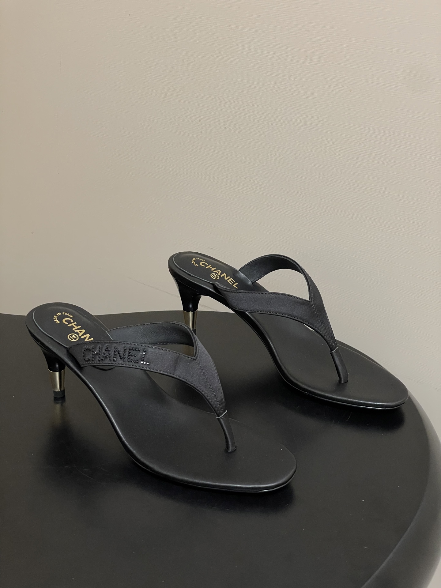NO:874249,- 2026 spring and summer new Chanel Chanel Xiaoxiang 26S high-heeled thong slippers with letter logo hot diamond kitten heel slippers, simple and super recognizable!  The 'CHANEL' logo is embroidered on the upper, giving it a full sense of brand. The slender heel design elongates the leg line, making it elegant and fashionable. It looks great when going out in the summer, on vacation, or with a skirt. Whether it is casual or formal occasions, it can easily enhance the sense of style. It is a practical and fashionable must-have item!  Upper sheepskin/real silk satin fabric, inner padding sheepskin, sole Italian leather outsole, size 35-39 (40.41 custom-made, non-returnable), split-toe shoes, chanel, chanel, slippers, skirts, sheepskin, real silk, silk fabric, Leather soles19860909- 2026春夏新款Chanel香奈儿 小香26S 高跟夹脚人字凉拖鞋字母 logo 烫钻小猫跟拖鞋 简约又超有辨识度！鞋面绣有“CHANEL”标志,品牌感满满.细跟设计拉长腿部线条,优雅又时髦,夏季出街、度假或搭配裙装都很出彩～无论休闲还是正式场合,轻松提升造型感,是实用又时尚的必备单品！ 鞋面羊皮/真丝绸缎面料 内里垫脚羊皮 鞋底意大利真皮大底 码数35-39（40.41定做不退换）,分趾鞋,chanel,chanel,slippers,skirts,sheepskin,real silk,silk fabric,Leather soles,Women's Shoes