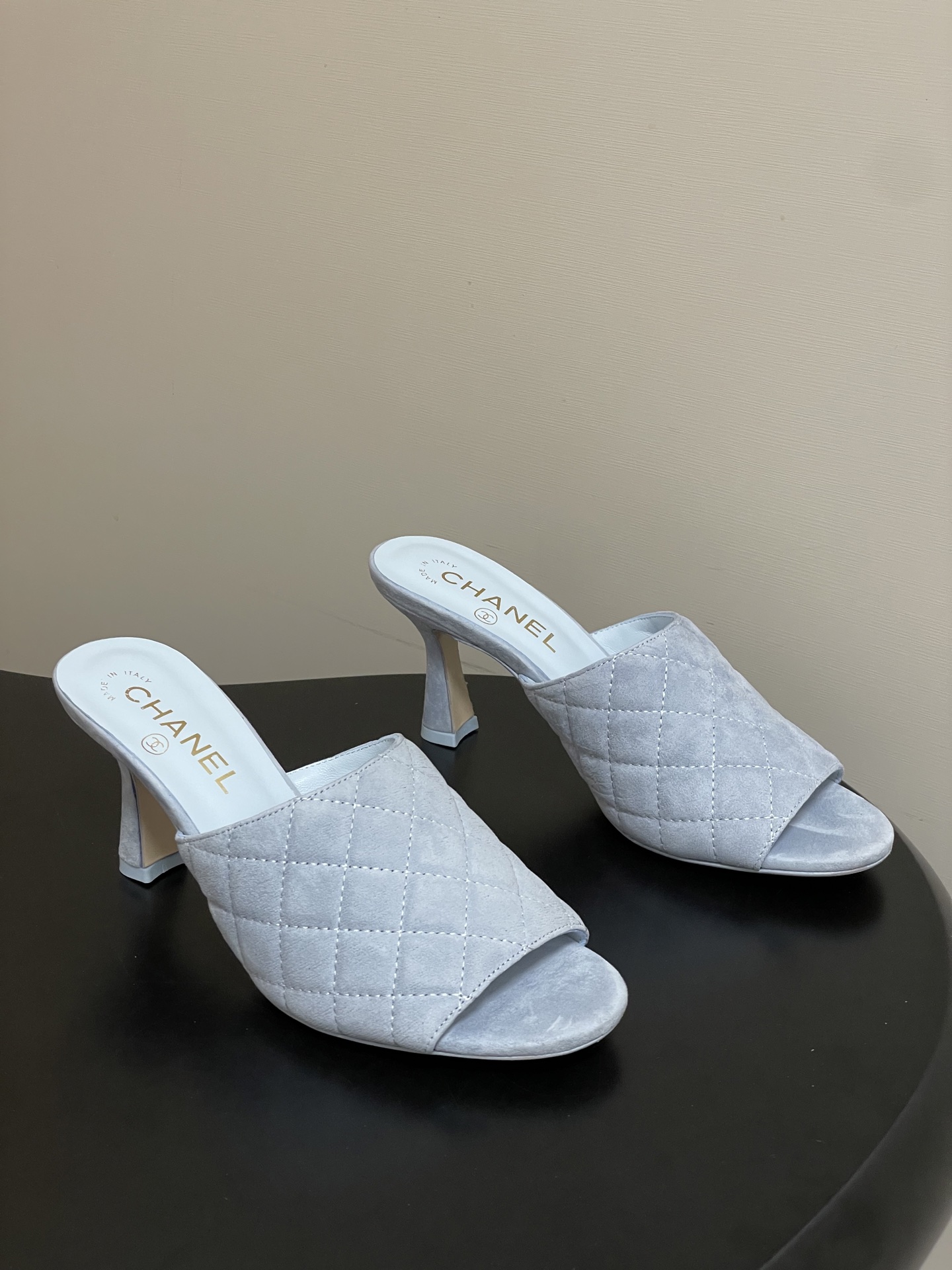 2026早春度假系列爆品🔥Chanel 小香26A 经典菱格鱼嘴蜜儿高跟拖鞋标志性双C扣凉拖鞋简约时尚，