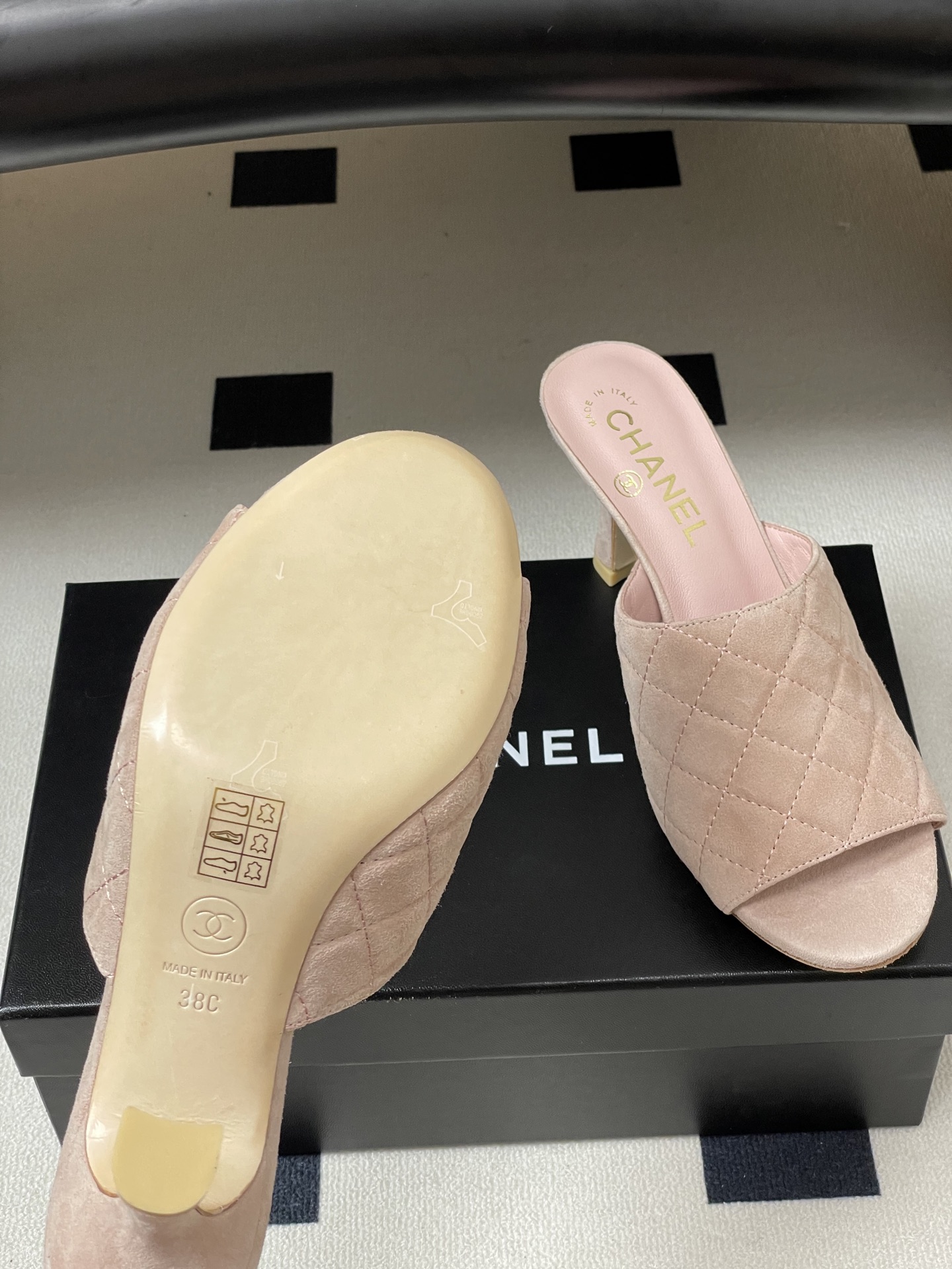 2026早春度假系列爆品🔥Chanel 小香26A 经典菱格鱼嘴蜜儿高跟拖鞋标志性双C扣凉拖鞋简约时尚，