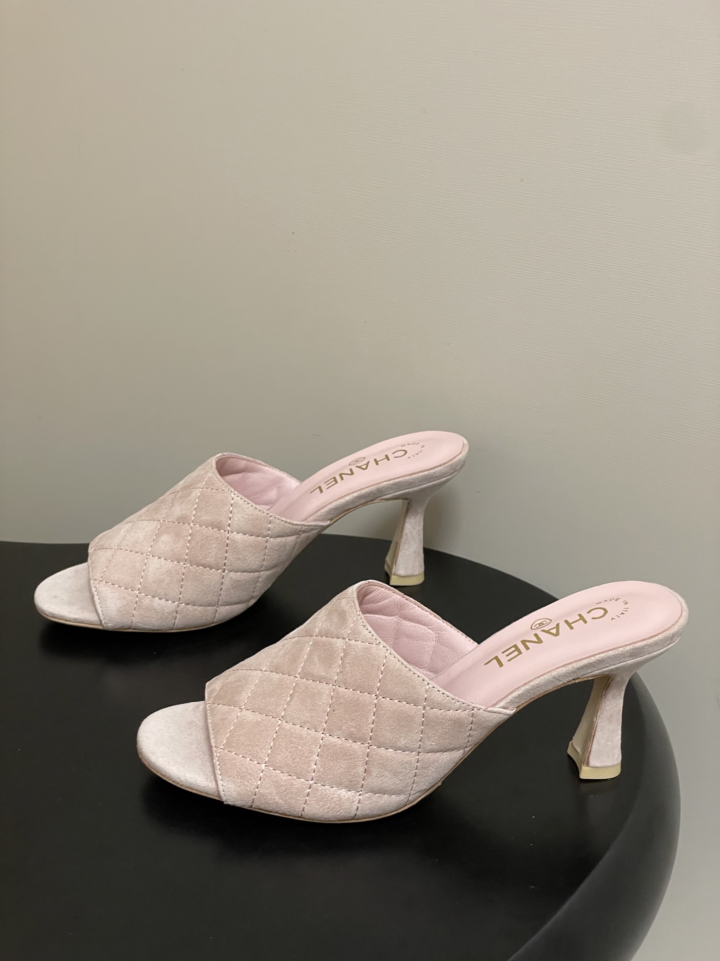 2026早春度假系列爆品🔥Chanel 小香26A 经典菱格鱼嘴蜜儿高跟拖鞋标志性双C扣凉拖鞋简约时尚，
