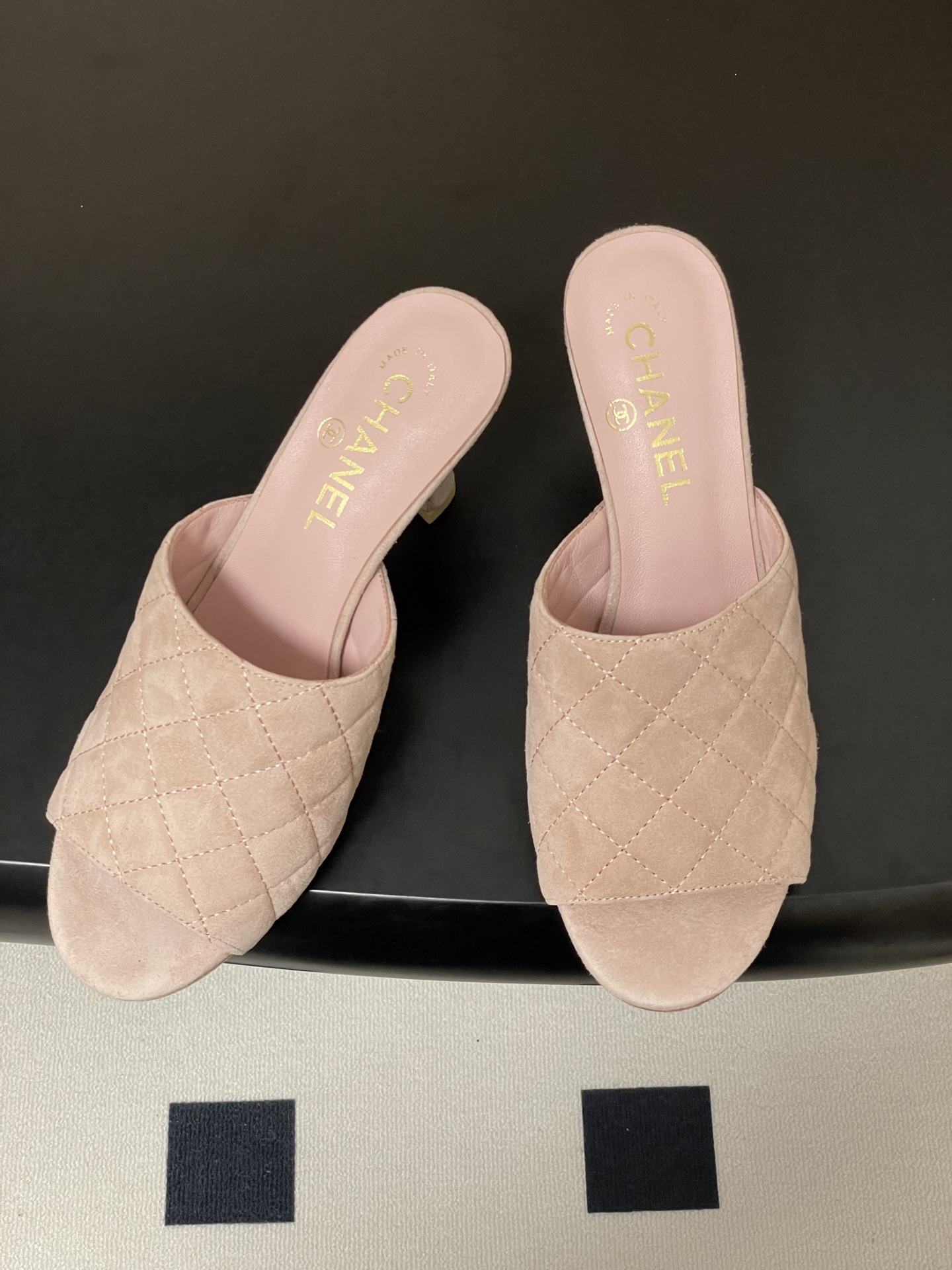 2026早春度假系列爆品🔥Chanel 小香26A 经典菱格鱼嘴蜜儿高跟拖鞋标志性双C扣凉拖鞋简约时尚，