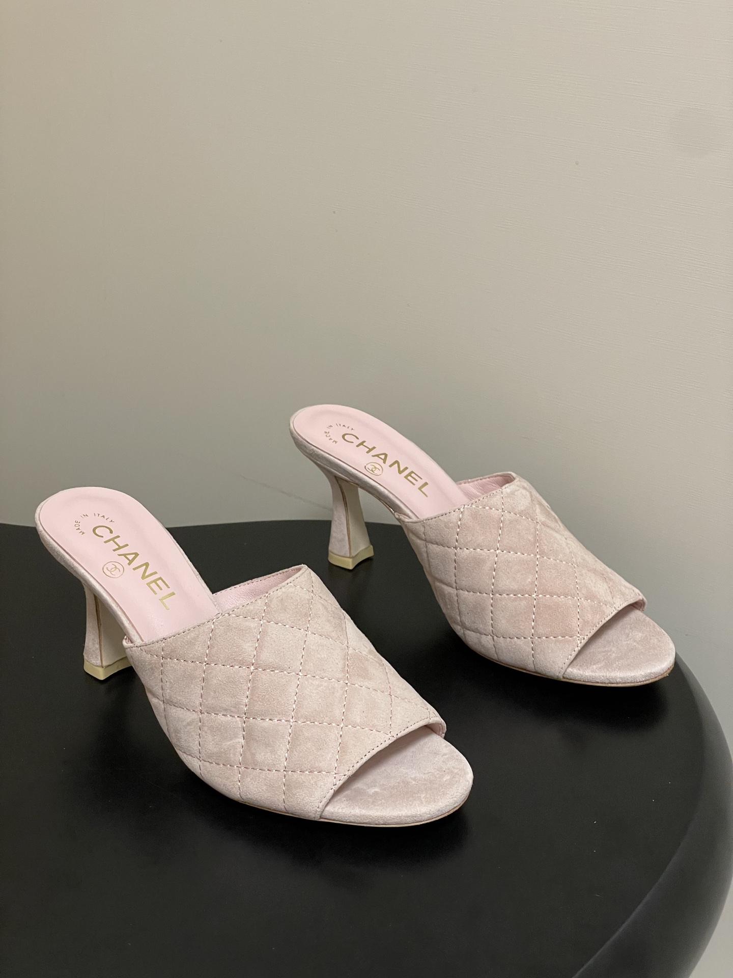 2026早春度假系列爆品🔥Chanel 小香26A 经典菱格鱼嘴蜜儿高跟拖鞋标志性双C扣凉拖鞋简约时尚，