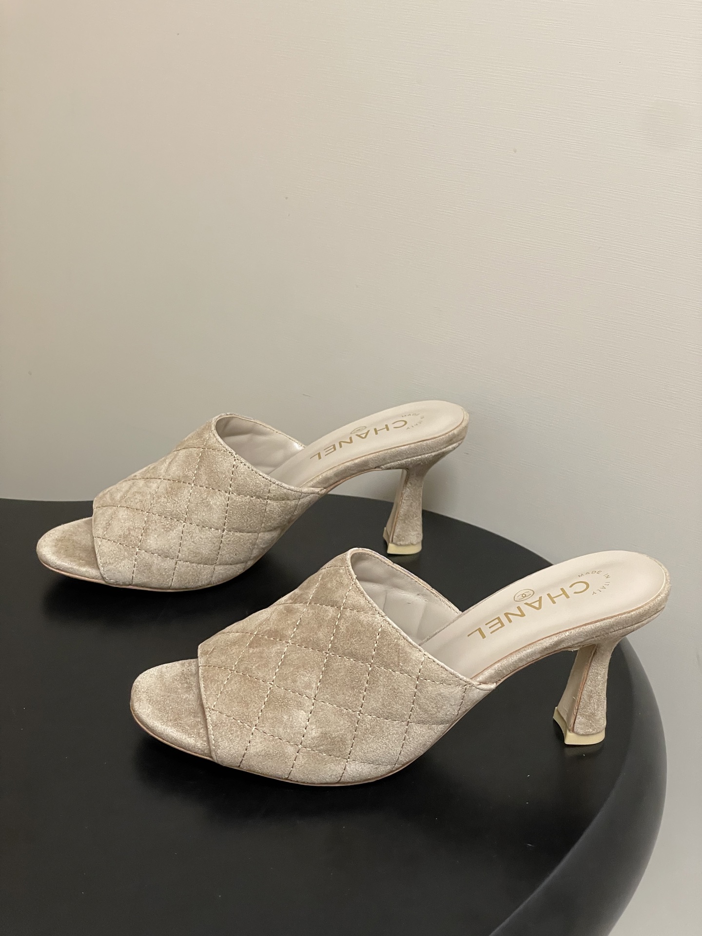 2026早春度假系列爆品🔥Chanel 小香26A 经典菱格鱼嘴蜜儿高跟拖鞋标志性双C扣凉拖鞋简约时尚，