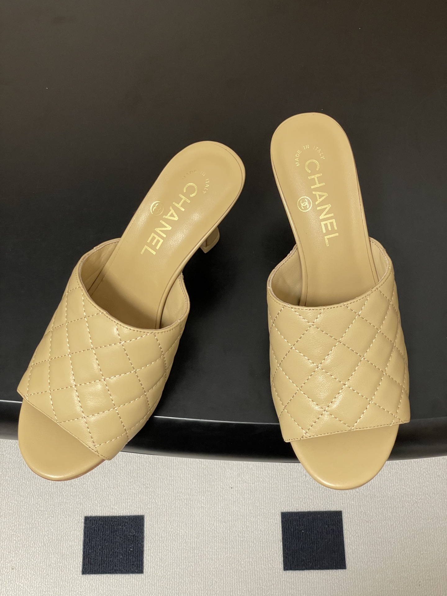 2026早春度假系列爆品🔥Chanel 小香26A 经典菱格鱼嘴蜜儿高跟拖鞋标志性双C扣凉拖鞋简约时尚，