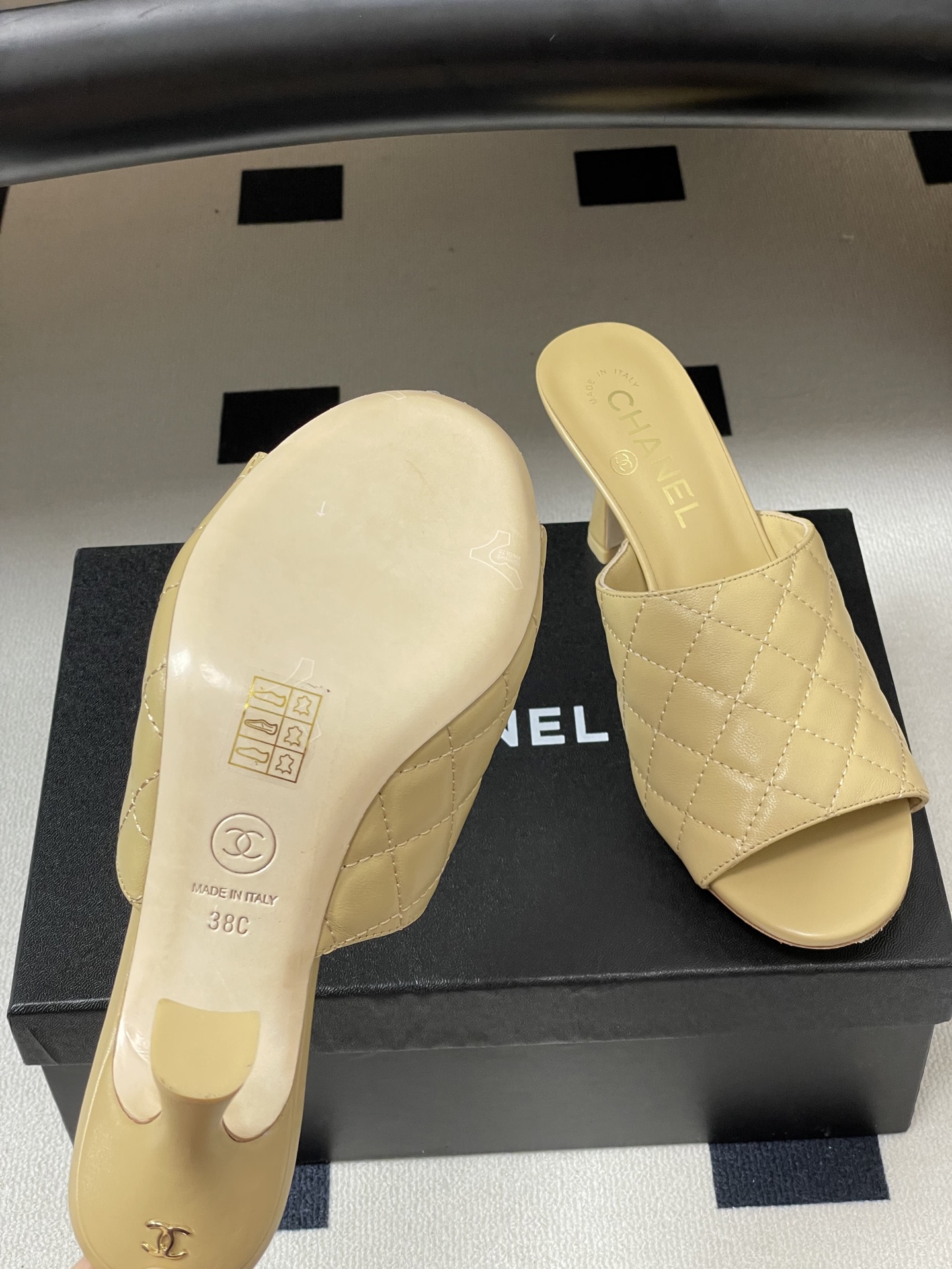 2026早春度假系列爆品🔥Chanel 小香26A 经典菱格鱼嘴蜜儿高跟拖鞋标志性双C扣凉拖鞋简约时尚，