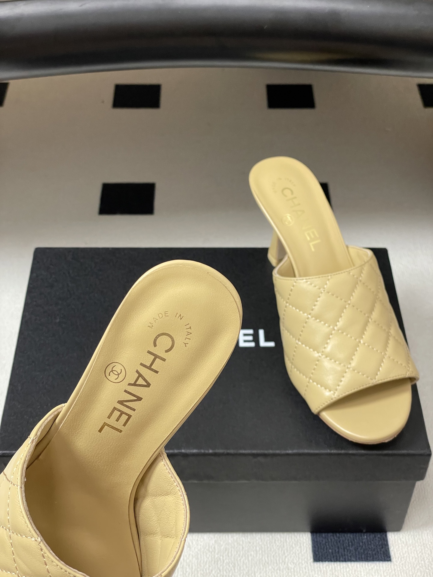 2026早春度假系列爆品🔥Chanel 小香26A 经典菱格鱼嘴蜜儿高跟拖鞋标志性双C扣凉拖鞋简约时尚，