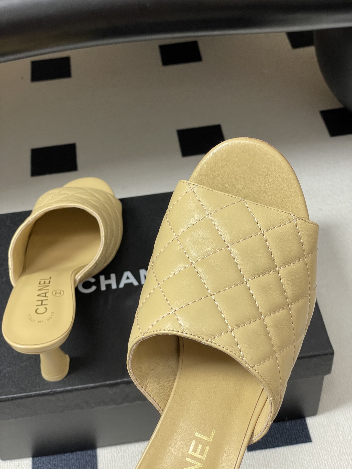 2026早春度假系列爆品🔥Chanel 小香26A 经典菱格鱼嘴蜜儿高跟拖鞋标志性双C扣凉拖鞋简约时尚，