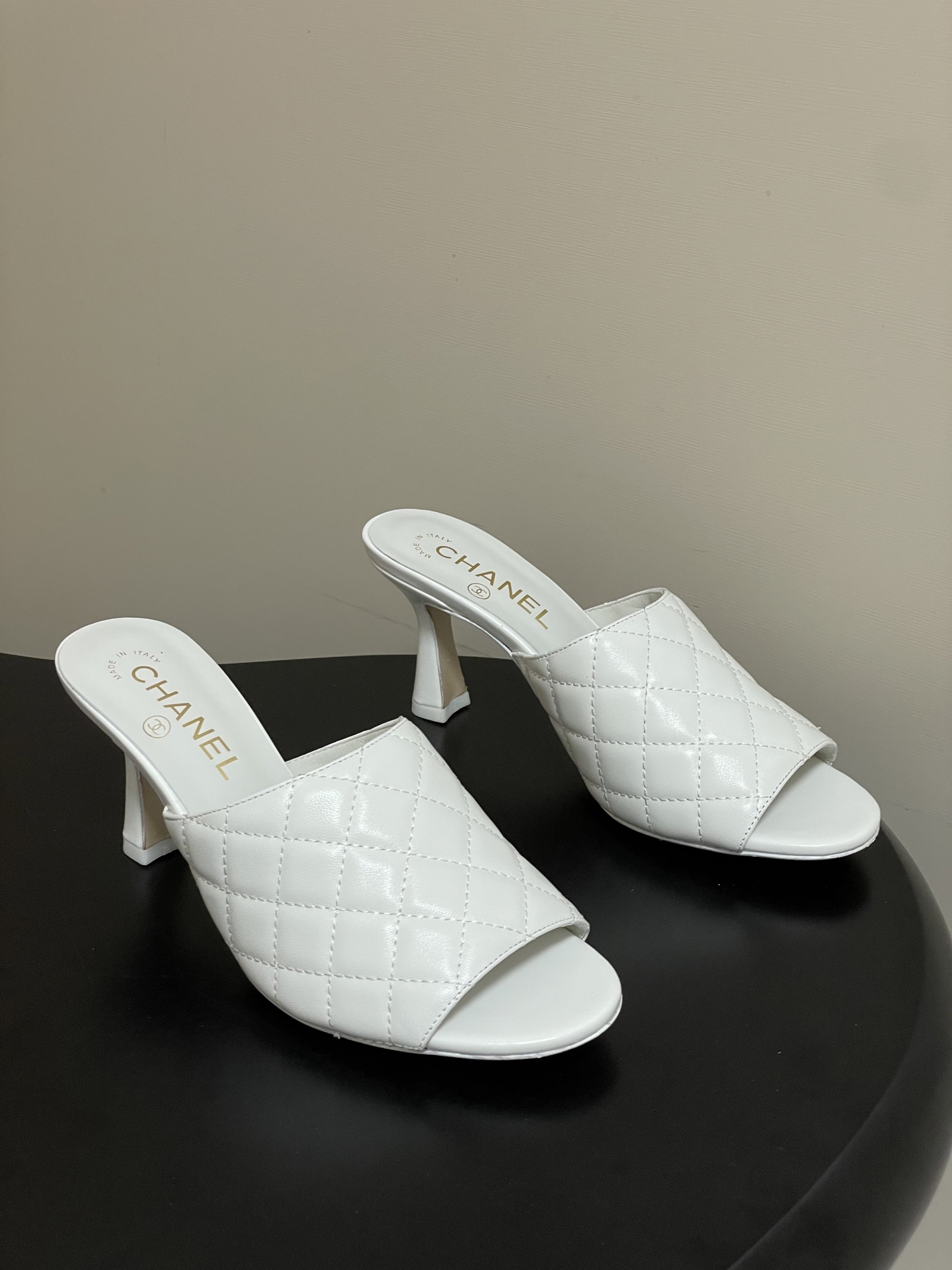 2026早春度假系列爆品🔥Chanel 小香26A 经典菱格鱼嘴蜜儿高跟拖鞋标志性双C扣凉拖鞋简约时尚，