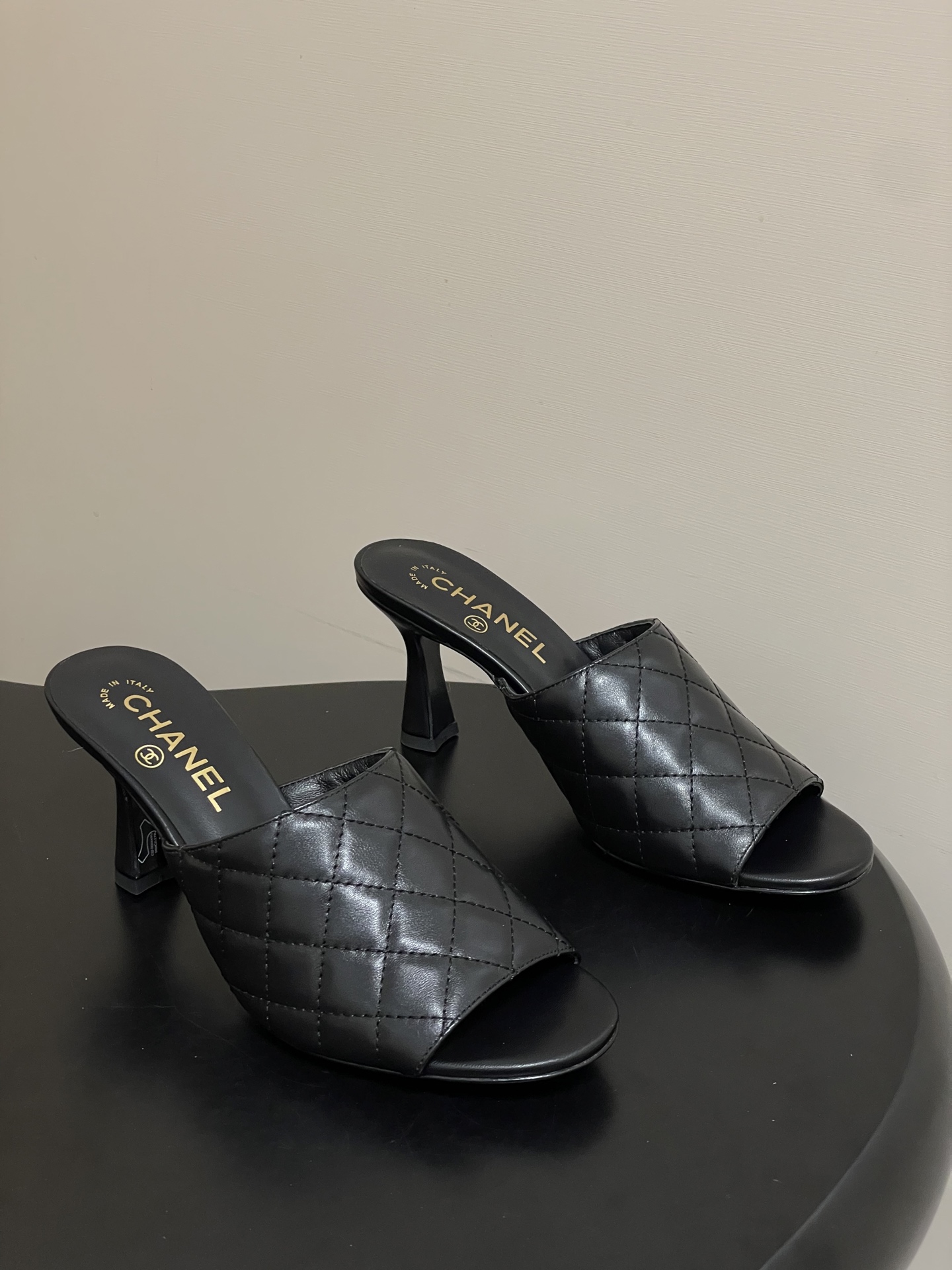 NO:874317,- 2026 early spring vacation series hot product Chanel Xiaoxiang 26A classic diamond fish mouth honey high heel slippers and iconic double C buckle sandal slippers are simple and fashionable, and the overall style is mule shoes. This shoe type has no laces or complex fixed structure, easy to put on and take off, and shows simple and smooth lines, in line with modern fashion aesthetics. The arched high heel design increases the beauty of the wearer's height and leg lines, and also gives the overall shape an elegant and sexy temperament.  Upper sheepskin/sheepskin, inner padding lambskin, sole Italian genuine leather outsole, heel height 8cm, size 35-39 (40.41 custom made, non-returnable), high heels and slippers, chanel, high heels, slippers, sheepskin, sheep, Leather soles19860909- 2026早春度假系列爆品Chanel 小香26A 经典菱格鱼嘴蜜儿高跟拖鞋标志性双C扣凉拖鞋 简约时尚,整体采用穆勒鞋款式,这种鞋型没有鞋带或复杂的固定结构,穿脱方便,同时展现出简洁流畅的线条感,符合现代时尚审美. 弓形的高跟设计增加了穿着者的身高和腿部线条的美感,同时也赋予了整体造型优雅、性感的气质. 鞋面羊皮/羊猄皮 内里垫脚小羊皮 鞋底意大利真皮大底 跟高8cm 码数35-39（40.41定做不退换）,高跟鞋拖鞋,chanel,high heels,slippers,sheepskin,sheep,Leather soles,Women's Shoes