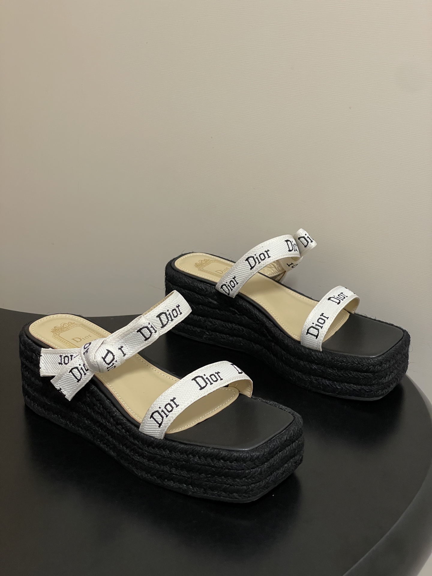 NO:870728,- 26ss spring and summer new Dior J'Adior strap wedge sandals classic CD letter web bow square toe thick-soled slippers straw hemp rope bottom platform sandals This J'Adior strap wedge sandals are presented by Jonathan Anderson (Jonathan Anderson), a new interpretation of Dior's classic series, highlighting Dior's exquisite craftsmanship and enhancing style with fashion. Used  Carefully crafted from cotton embroidered fabric, it has a double-strap design. The two-color Dior embroidered ribbon is tied into a flat bow at the top, which is unique. Paired with a 7.5cm black rope wedge heel, it is more refined and elegant. The upper is made of custom-made electric embroidered high-temperature water-soluble cotton technical fabric. The lining is made of sheepskin. The sole is original molded rubber outsole (hand-woven hemp rope midsole). Heel height is 7.5cm.  Size 35-39 (40.41 customized, non-refundable), slippers, dior, dior, slippers, espadrilles, sheepskin19860909- 26ss春夏新款Dior 迪奥 J'Adior饰带坡跟凉拖鞋经典CD字母织带蝴蝶结方头厚底拖鞋草编麻绳底防水台凉拖鞋 这款J'Adior 饰带坡跟凉拖由乔纳森.安德森(Jonathan Anderson)倾情呈献,全新演绎Dior的经典系列,彰显Dior的精湛工艺,以时尚感提升格调.采用 棉质刺绣面料精心制作,双带设计,双色Dior刺绣饰带于顶部系成扁平蝴蝶结,别具一格.搭配7.5厘米黑色绳编坡跟,更显精致优雅. 鞋面定制电绣高温水溶棉质科技面料 内里垫脚羊皮 鞋底原版开模橡胶大底（手工编织麻绳中底） 跟高7.5cm 码数35-39（40.41定做不退换）,拖鞋,dior,dior,slippers,espadrilles,sheepskin,Women's Shoes