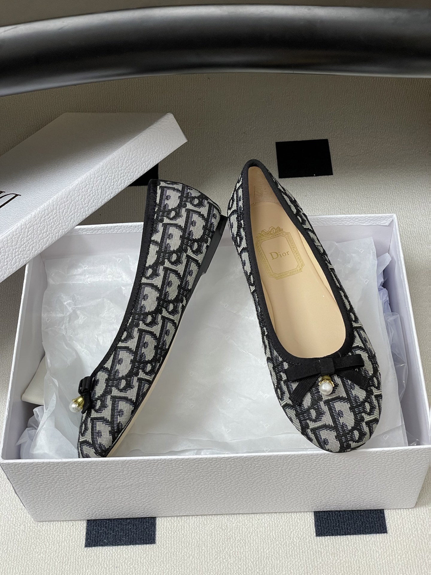 26ss春夏新配色 Dior 迪奥 经典芭蕾舞鞋蝴蝶结珍珠吊坠平底浅口单鞋 CD 字母布面平底鞋这款Di