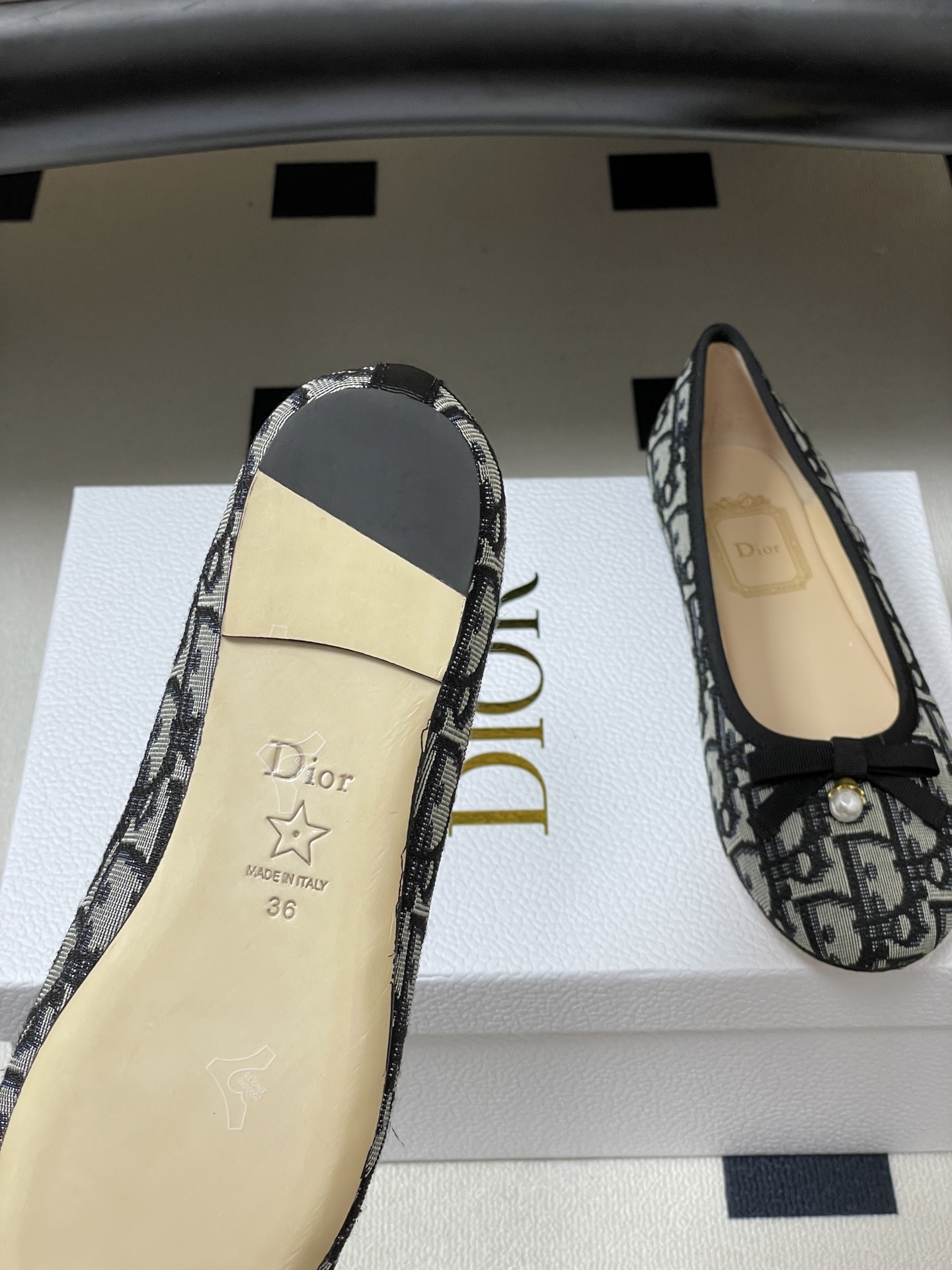 26ss春夏新配色 Dior 迪奥 经典芭蕾舞鞋蝴蝶结珍珠吊坠平底浅口单鞋 CD 字母布面平底鞋这款Di