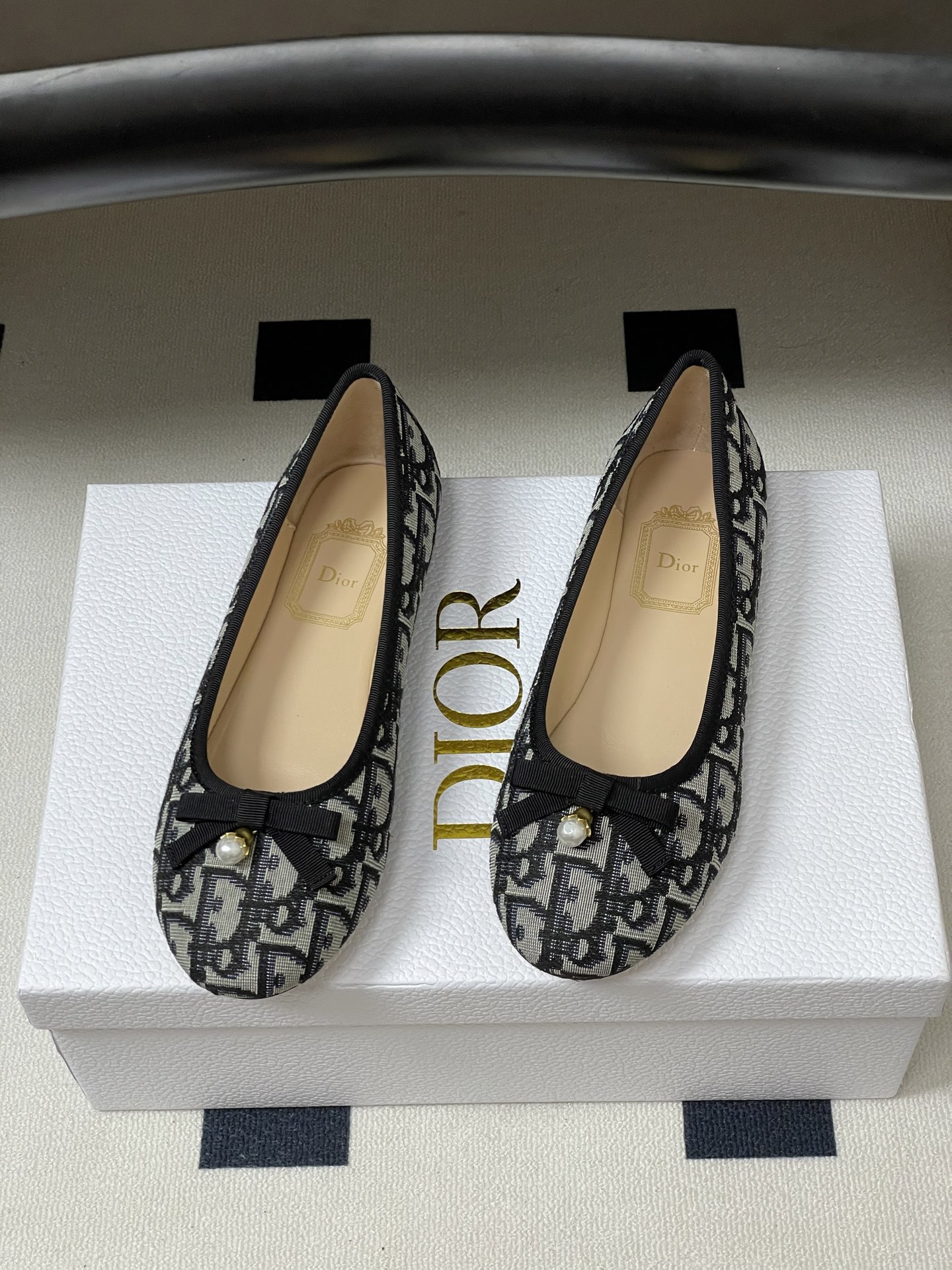 26ss春夏新配色 Dior 迪奥 经典芭蕾舞鞋蝴蝶结珍珠吊坠平底浅口单鞋 CD 字母布面平底鞋这款Di