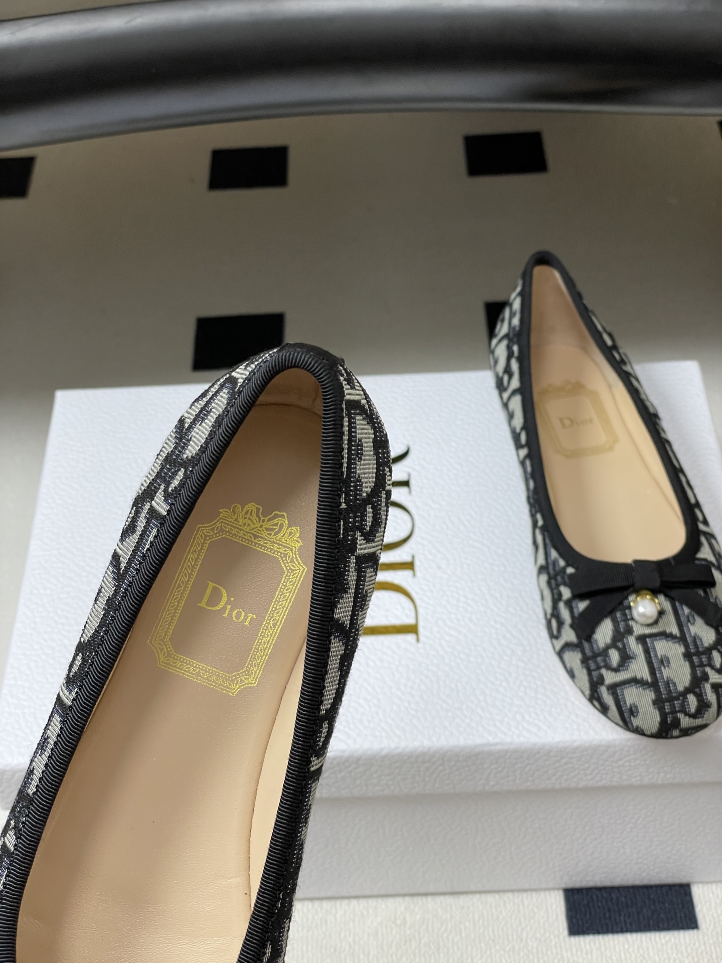 26ss春夏新配色 Dior 迪奥 经典芭蕾舞鞋蝴蝶结珍珠吊坠平底浅口单鞋 CD 字母布面平底鞋这款Di