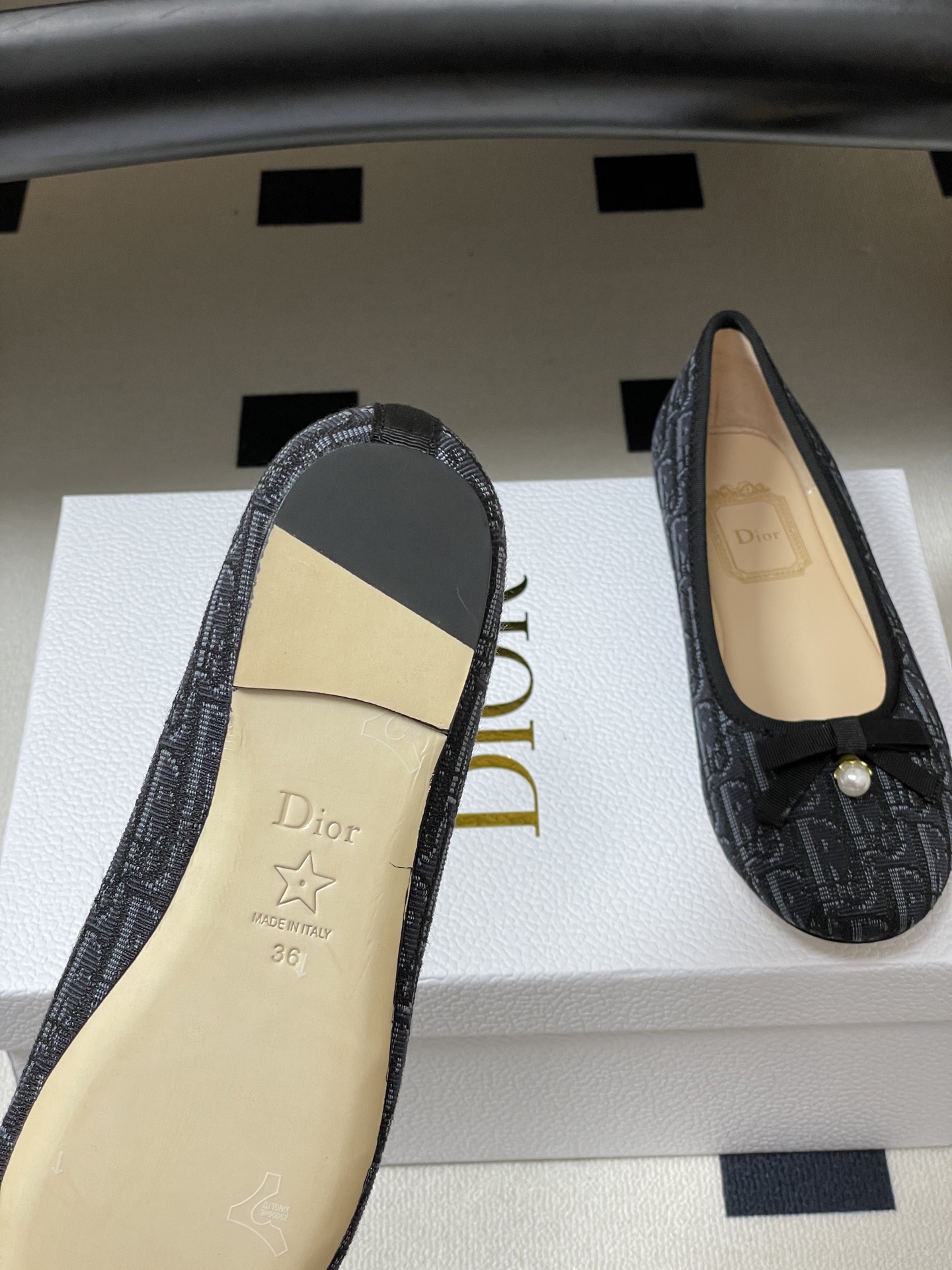 26ss春夏新配色 Dior 迪奥 经典芭蕾舞鞋蝴蝶结珍珠吊坠平底浅口单鞋 CD 字母布面平底鞋这款Di