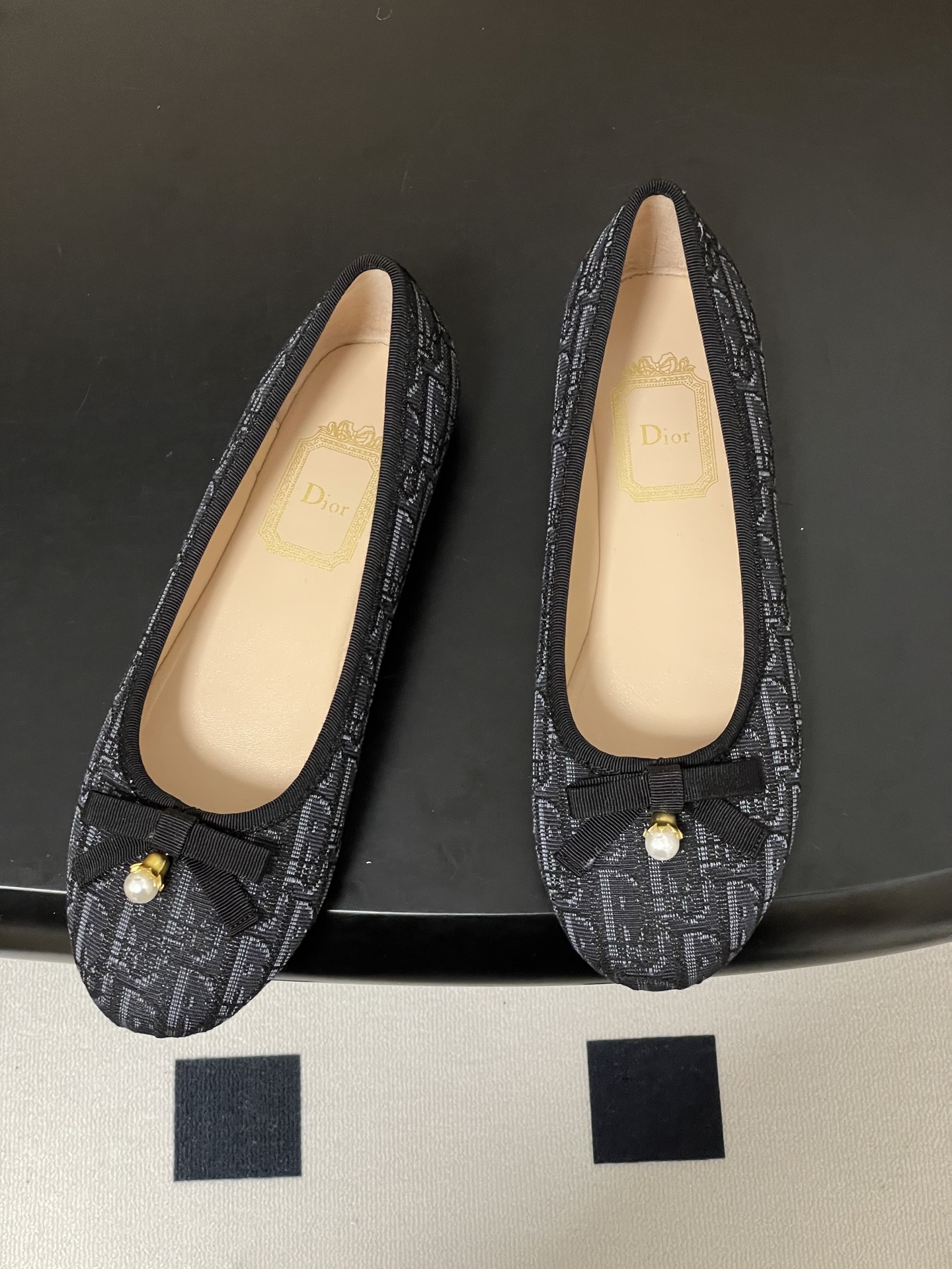 26ss春夏新配色 Dior 迪奥 经典芭蕾舞鞋蝴蝶结珍珠吊坠平底浅口单鞋 CD 字母布面平底鞋这款Di