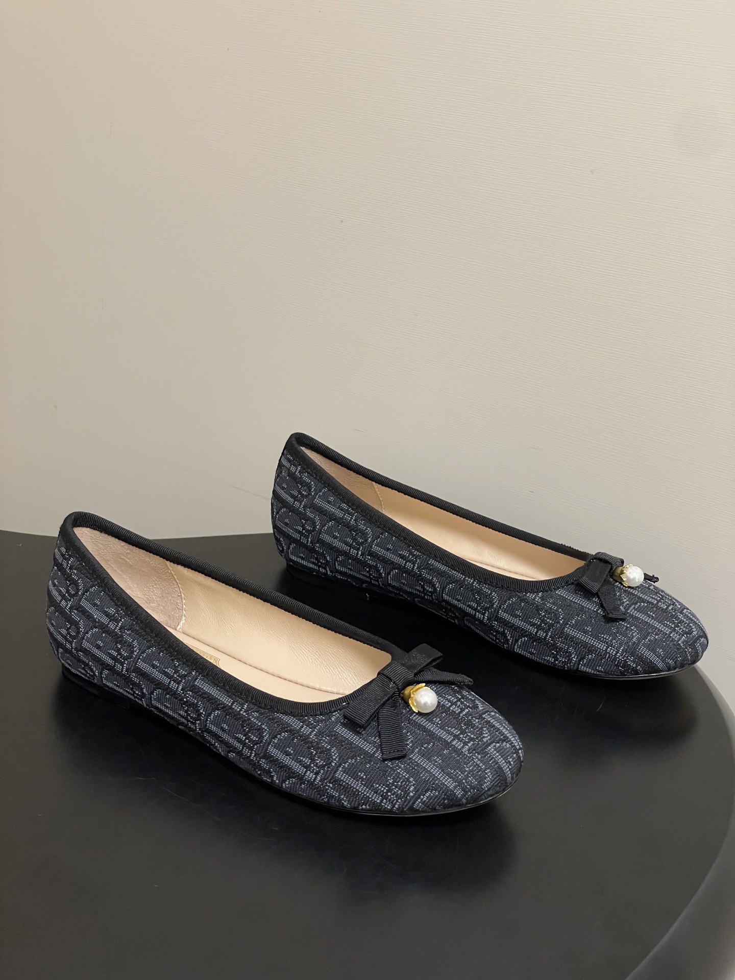 NO:874301,- 26ss Spring and Summer New Color Dior Classic Ballet Shoes Bow Pearl Pendant Flat Pumps CD Monogram Textile Flat Shoes This Dior ballet shoe is an elegant item. It is carefully made of cotton fabrics and other materials, decorated with dark blue Oblique prints, and the bow is decorated with the CD logo and lily of the valley resin beads to enhance the style. It can add the finishing touch to the elegant look. The upper is customized with special materials and the inner padding sheepskin  Sole Italian A-grade genuine leather outsole, size 35-39 (40.41 custom-made, non-refundable), single shoes, dior, dior, flats, sheepskin, Leather soles19860909- 26ss春夏新配色 Dior 迪奥 经典芭蕾舞鞋蝴蝶结珍珠吊坠平底浅口单鞋 CD 字母布面平底鞋 这款Dior芭蕾鞋是一款高雅的单品.采用棉质面料等材质精心制作,饰以深蓝色Oblique印花,蝴蝶结饰以CD标志和铃兰树脂珠饰提升格调.可为优雅造型增添点睛之笔. 鞋面定制特殊材料 内里垫脚羊皮 鞋底意大利A级真皮大底 码数35-39（40.41定做不退换）,单鞋,dior,dior,flats,sheepskin,Leather soles,Women's Shoes