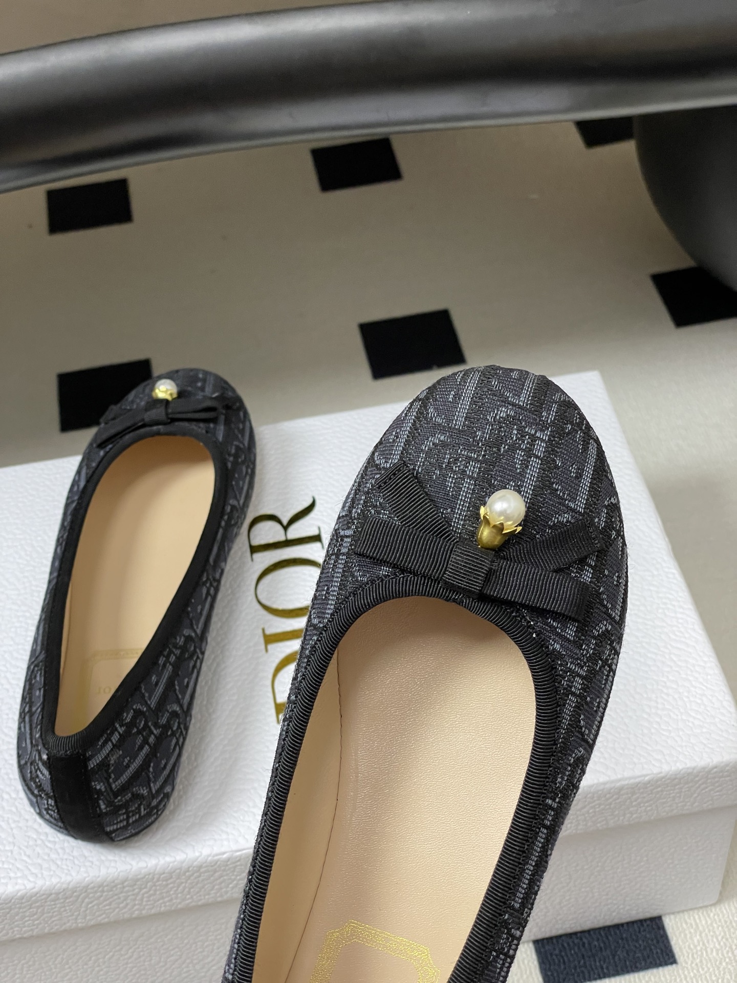 26ss春夏新配色 Dior 迪奥 经典芭蕾舞鞋蝴蝶结珍珠吊坠平底浅口单鞋 CD 字母布面平底鞋这款Di