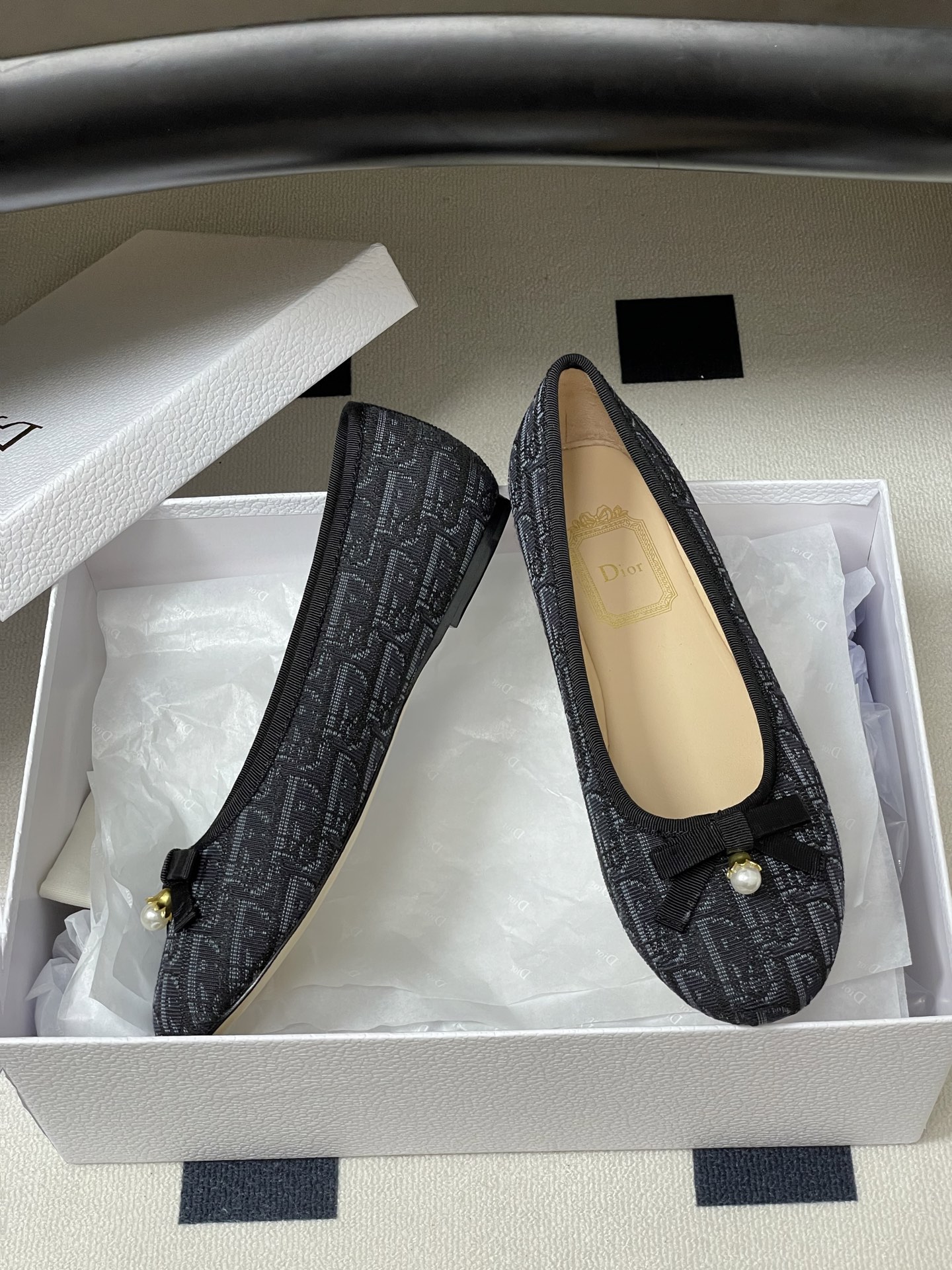 26ss春夏新配色 Dior 迪奥 经典芭蕾舞鞋蝴蝶结珍珠吊坠平底浅口单鞋 CD 字母布面平底鞋这款Di