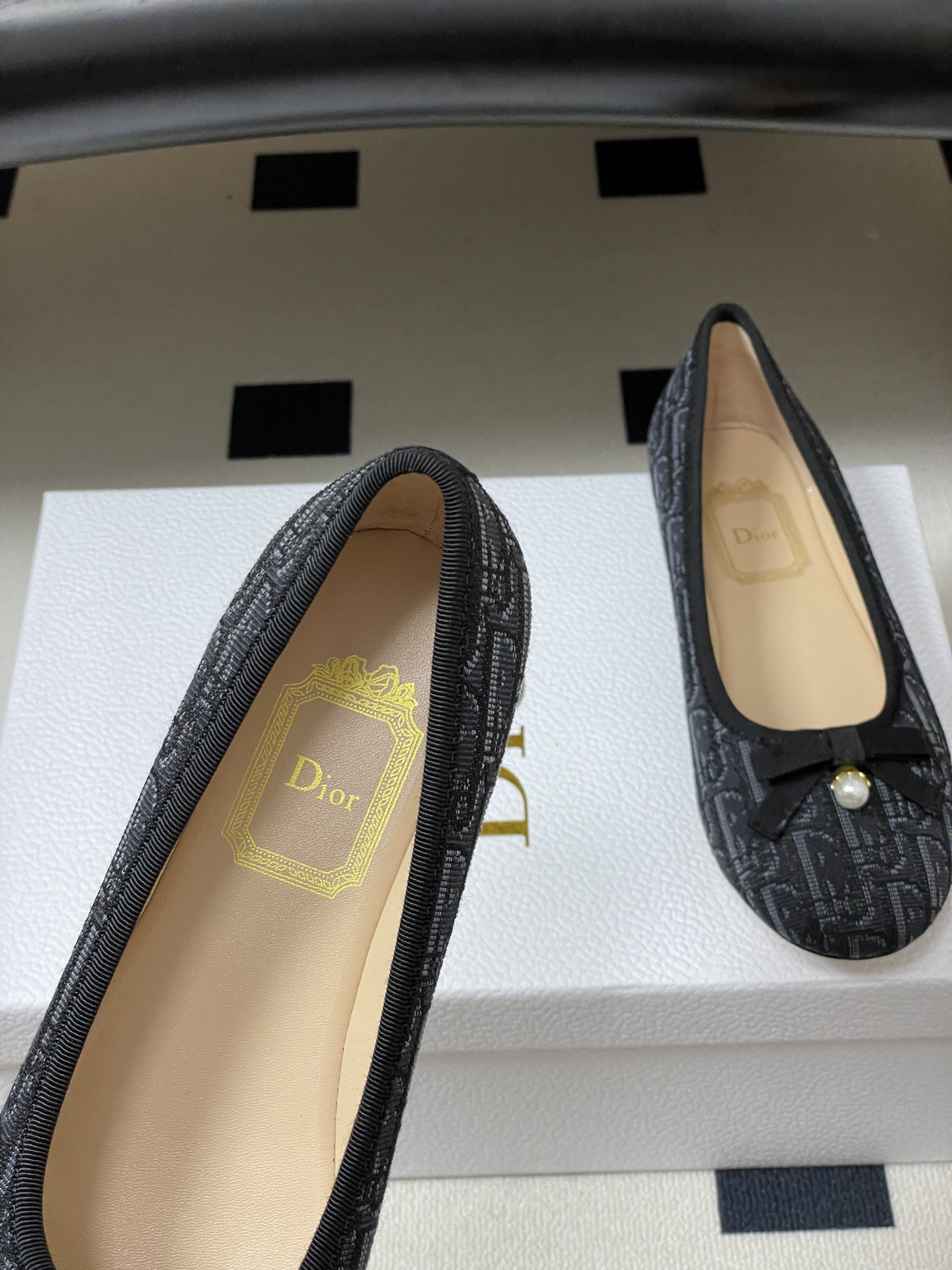 26ss春夏新配色 Dior 迪奥 经典芭蕾舞鞋蝴蝶结珍珠吊坠平底浅口单鞋 CD 字母布面平底鞋这款Di