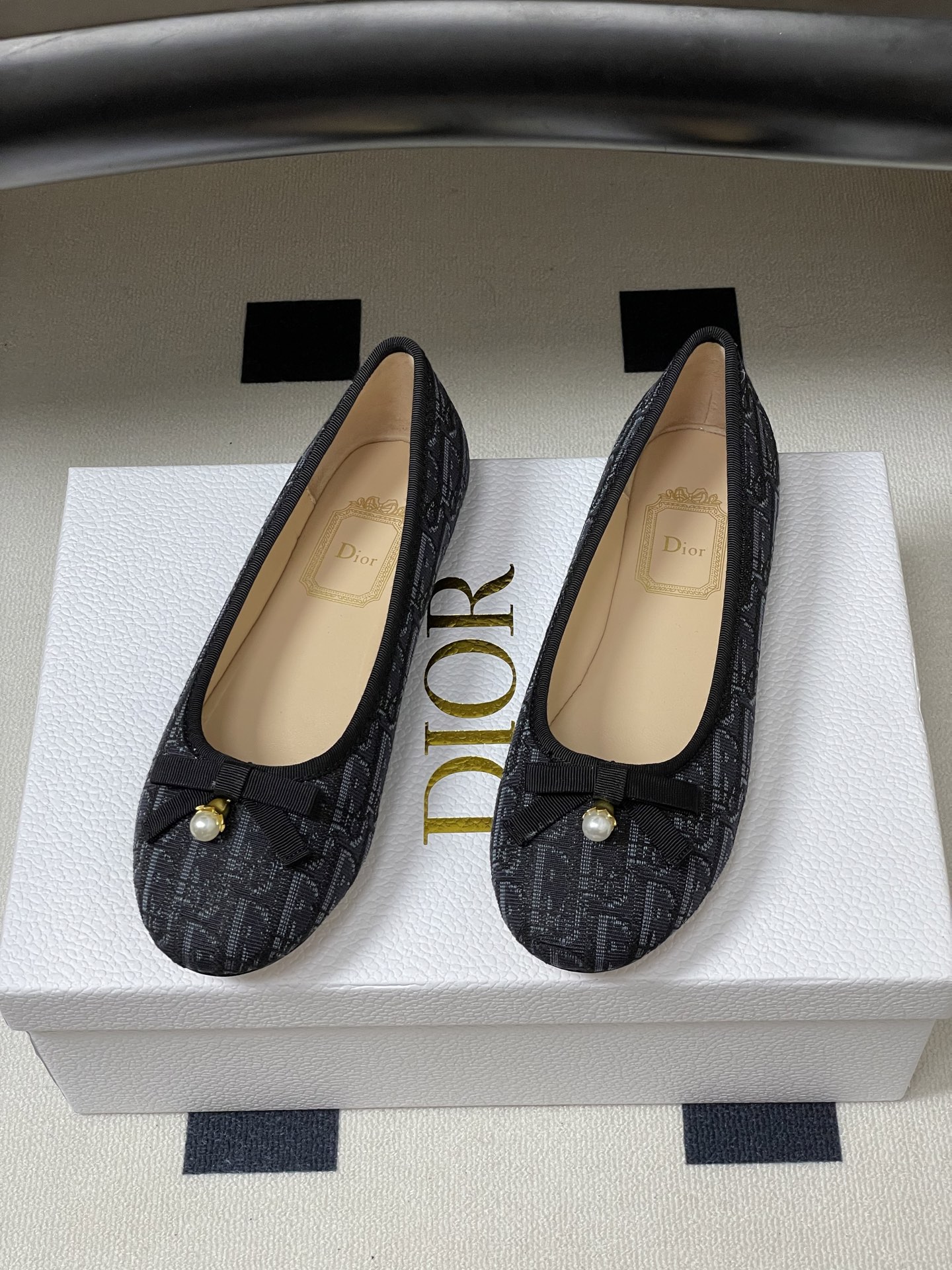 26ss春夏新配色 Dior 迪奥 经典芭蕾舞鞋蝴蝶结珍珠吊坠平底浅口单鞋 CD 字母布面平底鞋这款Di