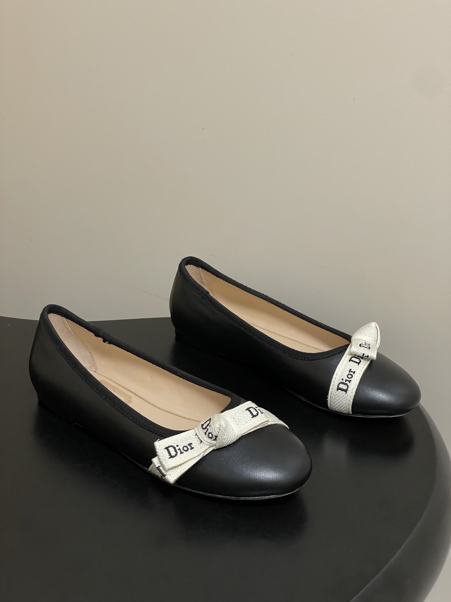 NO:874279,- 26ss spring and summer new Dior Dior J'Adior ballet shoes classic letter web Mary Jane shoes bow ballet shoes shallow mouth flat shoes This J'Adior ballet shoes are designed by Jonathan Anderson (Jonathan Anderson)  Anderson) presents a new interpretation of Dior's classic series, highlighting Dior's exquisite craftsmanship and enhancing its style with fashion. It is carefully made of black sheep leather and other materials, with an elegant round toe design, and the two-color Dior embroidered ribbon on the upper is embellished with a flat bow, which is unique. It can create an elegant and fashionable exquisite shape. The upper is customized lambskin/sheep leather/special fabric, the lining is sheepskin, and the sole is Italian A-grade leather outsole.  Size 35-39 (40.41 custom-made and non-refundable), half-slip shoes, dior, dior, mary jane, sheepskin, sheep, Leather soles19860909- 26ss春夏新款Dior 迪奥 J'Adior芭蕾鞋经典字母织带玛丽珍鞋蝴蝶结芭蕾舞鞋浅口平底单鞋 这款J'Adior芭蕾鞋由乔纳森.安德森(Jonathan Anderson)倾情呈献,全新演绎Dior的经典系列,彰显Dior的精湛工艺,以时尚感提升格调.采用黑色羊皮革等材质精心制作,优雅圆形鞋头设计,鞋面双色Dior刺绣饰带点缀以扁平蝴蝶结,别具一格.可打造高雅时髦的精致造型. 鞋面定制小羊皮/羊猄皮/特殊布料 内里垫脚羊皮 鞋底意大利A级真皮大底 码数35-39（40.41定做不退换）,半拖单鞋,dior,dior,mary jane,sheepskin,sheep,Leather soles,Women's Shoes