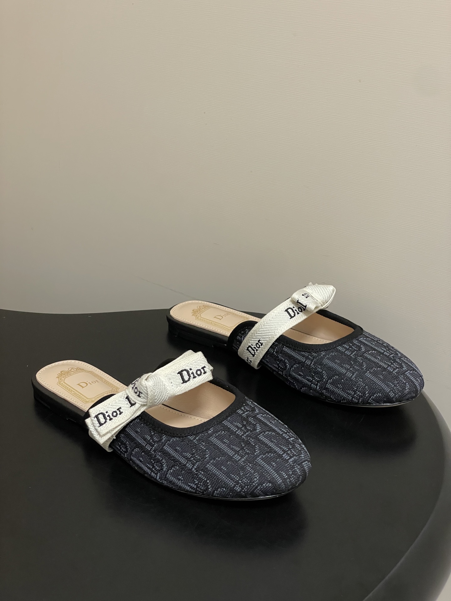 26ss春夏新款Dior 迪奥 J'Adior 穆勒鞋经典字母织带蝴蝶结平底半拖鞋这款J'Adior 穆