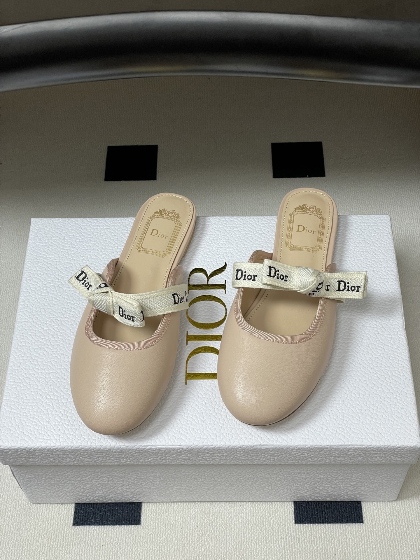 26ss春夏新款Dior 迪奥 J'Adior 穆勒鞋经典字母织带蝴蝶结平底半拖鞋这款J'Adior 穆