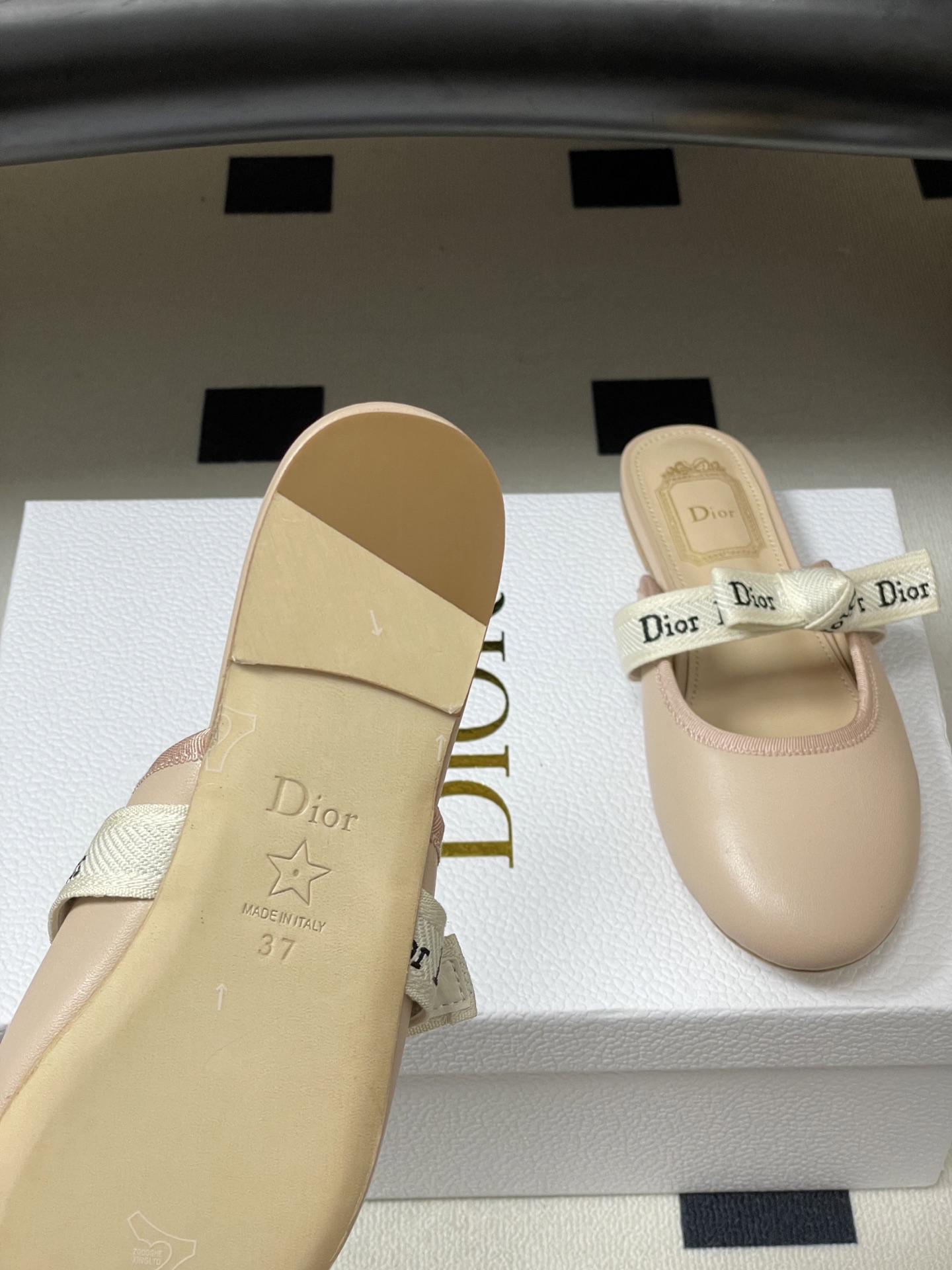 26ss春夏新款Dior 迪奥 J'Adior 穆勒鞋经典字母织带蝴蝶结平底半拖鞋这款J'Adior 穆