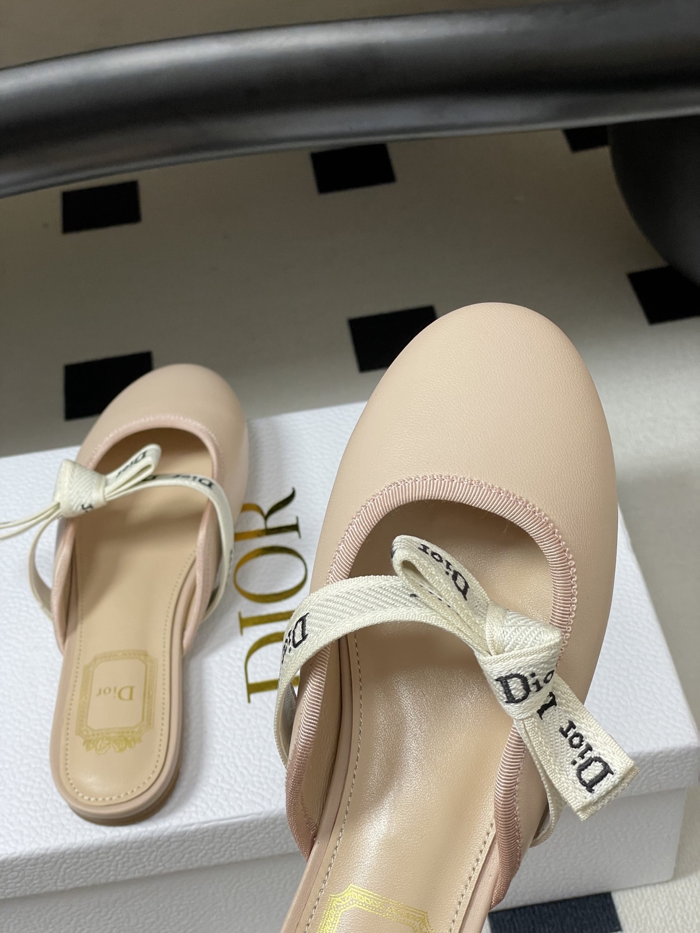26ss春夏新款Dior 迪奥 J'Adior 穆勒鞋经典字母织带蝴蝶结平底半拖鞋这款J'Adior 穆