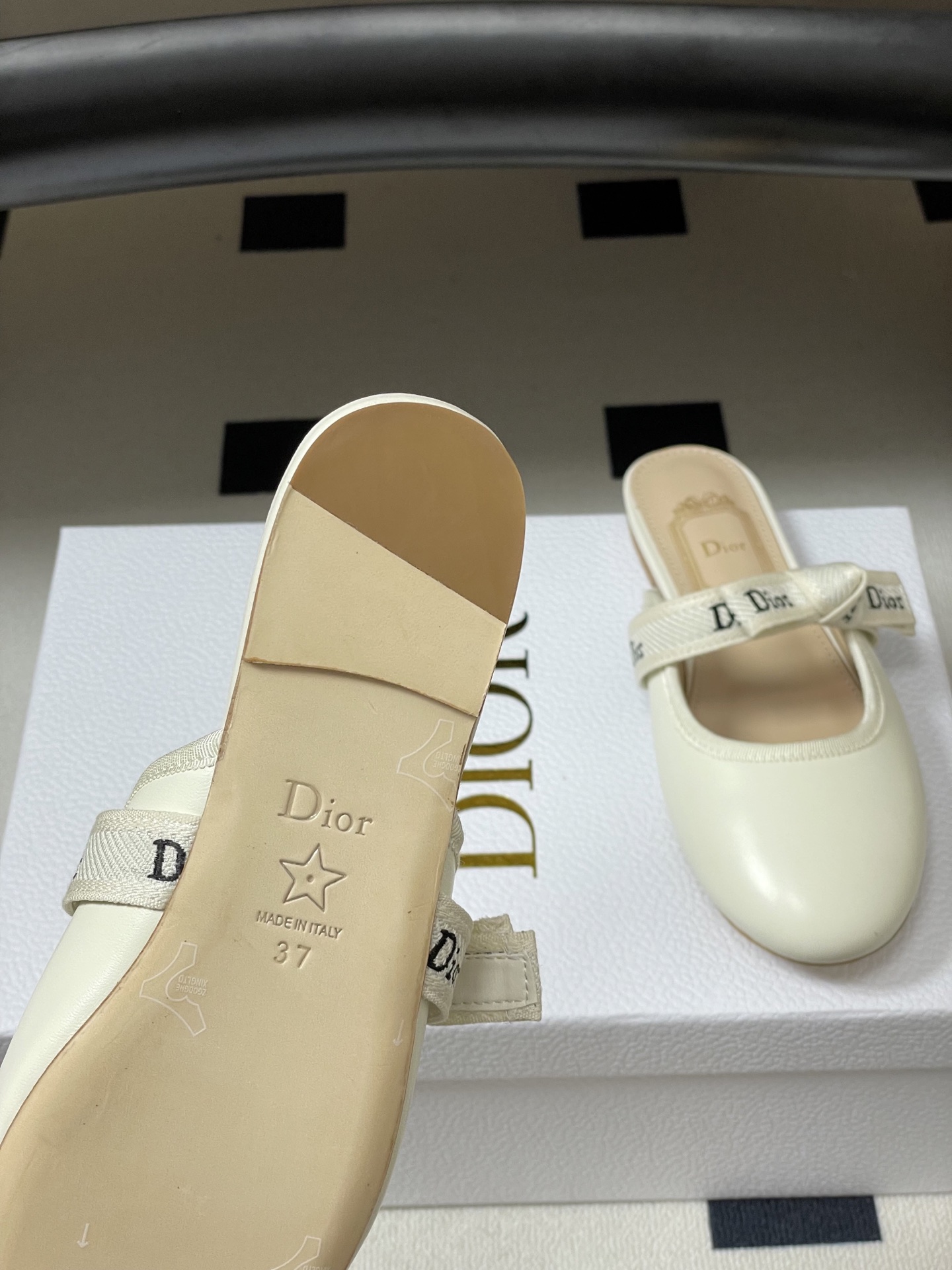 26ss春夏新款Dior 迪奥 J'Adior 穆勒鞋经典字母织带蝴蝶结平底半拖鞋这款J'Adior 穆