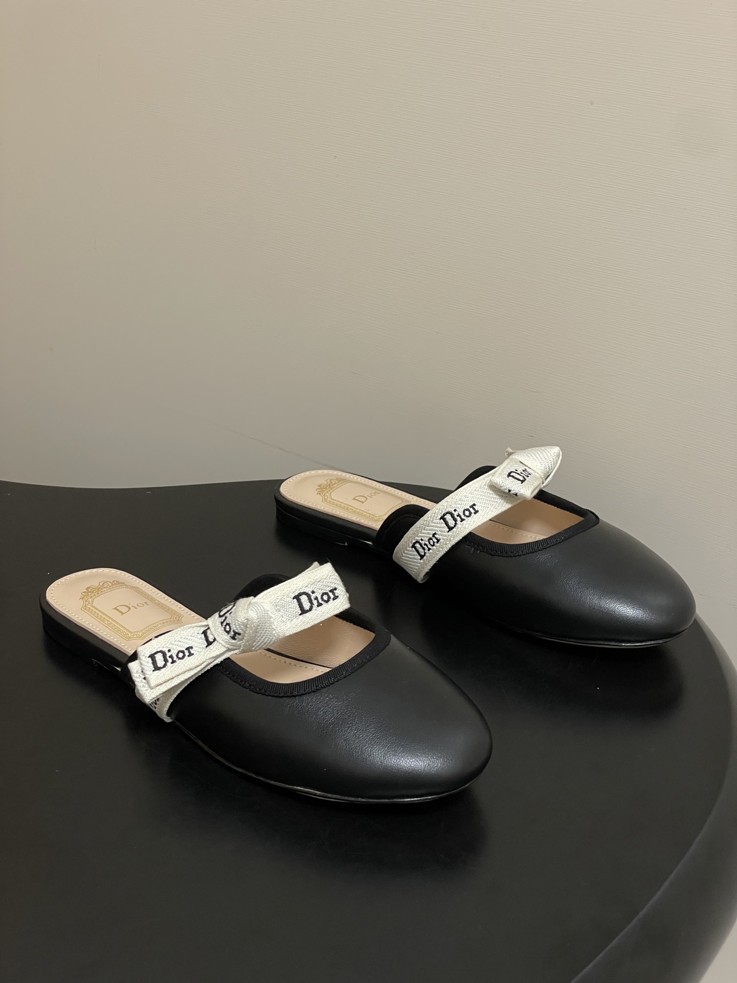 NO:874294,- 26ss spring and summer new Dior Dior J'Adior mules classic letter web bow flat half slippers This J'Adior mules are designed by Jonathan Anderson (Jonathan Anderson)  Anderson) presents a new interpretation of Dior's classic series, highlighting Dior's exquisite craftsmanship and enhancing its style with fashion. It is carefully made of black sheep leather and other materials, with an elegant round toe design, and the two-color Dior embroidered ribbon on the upper is embellished with a flat bow, which is unique. It can create an elegant and fashionable exquisite shape. The upper is customized lambskin/sheep leather/special fabric, the lining is sheepskin, and the sole is Italian A-grade leather outsole.  Size 35-39 (40.41 custom-made and non-refundable), half-slip shoes, dior, dior, slippers, sheepskin, sheep, Leather soles19860909- 26ss春夏新款Dior 迪奥 J'Adior 穆勒鞋经典字母织带蝴蝶结平底半拖鞋 这款J'Adior 穆勒鞋由乔纳森.安德森(Jonathan Anderson)倾情呈献,全新演绎Dior的经典系列,彰显Dior的精湛工艺,以时尚感提升格调.采用黑色羊皮革等材质精心制作,优雅圆形鞋头设计,鞋面双色Dior刺绣饰带点缀以扁平蝴蝶结,别具一格.可打造高雅时髦的精致造型. 鞋面定制小羊皮/羊猄皮/特殊布料 内里垫脚羊皮 鞋底意大利A级真皮大底 码数35-39（40.41定做不退换）,半拖单鞋,dior,dior,slippers,sheepskin,sheep,Leather soles,Women's Shoes