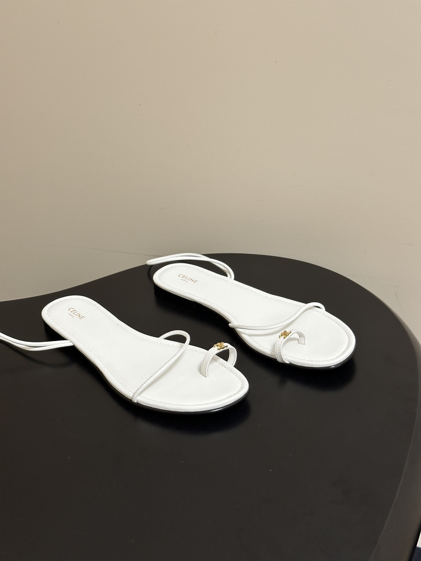 NO:874257,- 26ss spring and summer latest Celine Celine retro fashionable metal buckle Arc de Triomphe clip-on flat-bottomed Roman strap sandals new Celine Celine Arc de Triomphe of the same style as the major Internet celebrities are classic and versatile... Recommended for summer matching ~ The summer matching is absolutely perfect with the retro points and full fashion sense.  Imported hybrid sheepskin upper, sheepskin lining, Italian genuine leather outsole, size 35-39 (40.41 custom-made, non-refundable), split-toe shoes, celine, celine, slippers, sheepskin, Leather soles19860909- 26ss春夏最新Celine赛琳 思琳 复古时髦金属扣凯旋门夹脚平底罗马绑带凉拖鞋 new celine思琳各大网红同款的凯旋门经典又百搭..种草推荐~夏天搭配简直绝绝子了复古的点上带上了满分时髦感颜值绝原版购入开发,依旧最高输出还原原版定制复古感觉又有设计感,可盐可甜可少女日韩系. 鞋面进口混种羊皮 内里垫脚羊皮 鞋底意大利真皮大底 码数35-39(40.41定做不退换）,分趾鞋,celine,celine,slippers,sheepskin,Leather soles,Women's Shoes