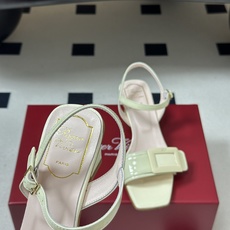 2026春夏新款 Roger vivier 罗杰维维亚 RV 经典方扣一字带高跟凉鞋方头粗跟凉鞋以品牌标 2026春夏新款 Roger vivier 罗杰维维亚 RV 经典方扣一字带高跟凉鞋方头粗跟凉鞋以品牌标