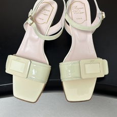 2026春夏新款 Roger vivier 罗杰维维亚 RV 经典方扣一字带高跟凉鞋方头粗跟凉鞋以品牌标 2026春夏新款 Roger vivier 罗杰维维亚 RV 经典方扣一字带高跟凉鞋方头粗跟凉鞋以品牌标