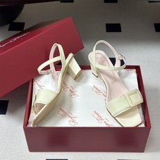 2026春夏新款 Roger vivier 罗杰维维亚 RV 经典方扣一字带高跟凉鞋方头粗跟凉鞋以品牌标 2026春夏新款 Roger vivier 罗杰维维亚 RV 经典方扣一字带高跟凉鞋方头粗跟凉鞋以品牌标