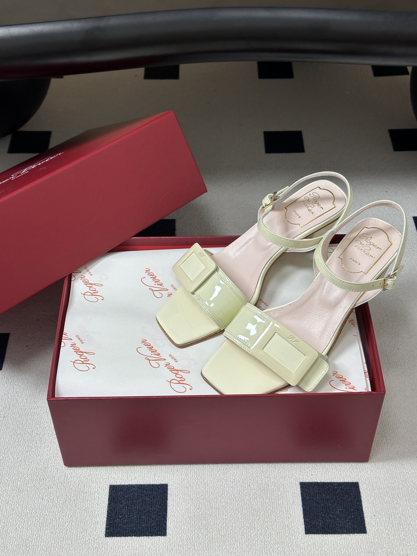 2026春夏新款 Roger vivier 罗杰维维亚 RV 经典方扣一字带高跟凉鞋方头粗跟凉鞋以品牌标 2026春夏新款 Roger vivier 罗杰维维亚 RV 经典方扣一字带高跟凉鞋方头粗跟凉鞋以品牌标