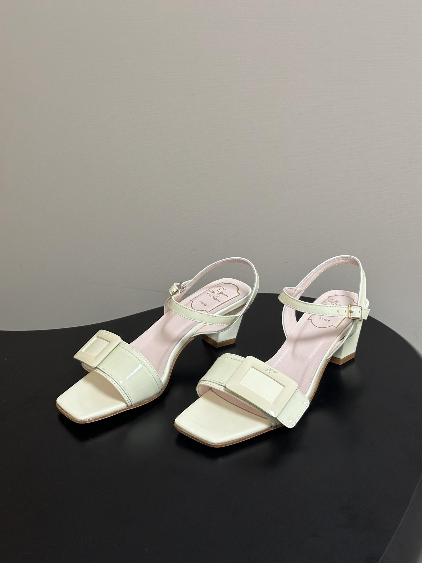 2026春夏新款 Roger vivier 罗杰维维亚 RV 经典方扣一字带高跟凉鞋方头粗跟凉鞋以品牌标 2026春夏新款 Roger vivier 罗杰维维亚 RV 经典方扣一字带高跟凉鞋方头粗跟凉鞋以品牌标