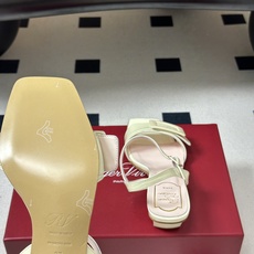 2026春夏新款 Roger vivier 罗杰维维亚 RV 经典方扣一字带高跟凉鞋方头粗跟凉鞋以品牌标 2026春夏新款 Roger vivier 罗杰维维亚 RV 经典方扣一字带高跟凉鞋方头粗跟凉鞋以品牌标