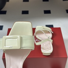 2026春夏新款 Roger vivier 罗杰维维亚 RV 经典方扣一字带高跟凉鞋方头粗跟凉鞋以品牌标 2026春夏新款 Roger vivier 罗杰维维亚 RV 经典方扣一字带高跟凉鞋方头粗跟凉鞋以品牌标