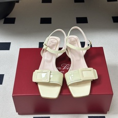 2026春夏新款 Roger vivier 罗杰维维亚 RV 经典方扣一字带高跟凉鞋方头粗跟凉鞋以品牌标 2026春夏新款 Roger vivier 罗杰维维亚 RV 经典方扣一字带高跟凉鞋方头粗跟凉鞋以品牌标