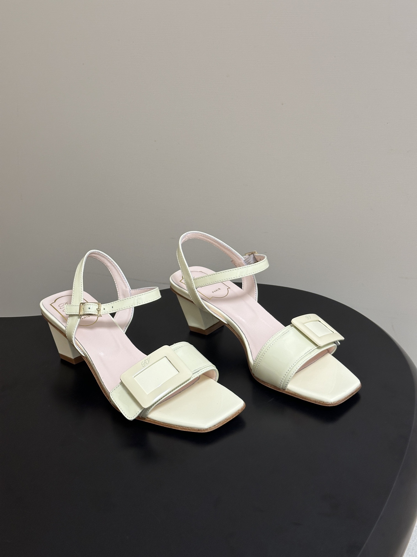 2026春夏新款 Roger vivier 罗杰维维亚 RV 经典方扣一字带高跟凉鞋方头粗跟凉鞋以品牌标